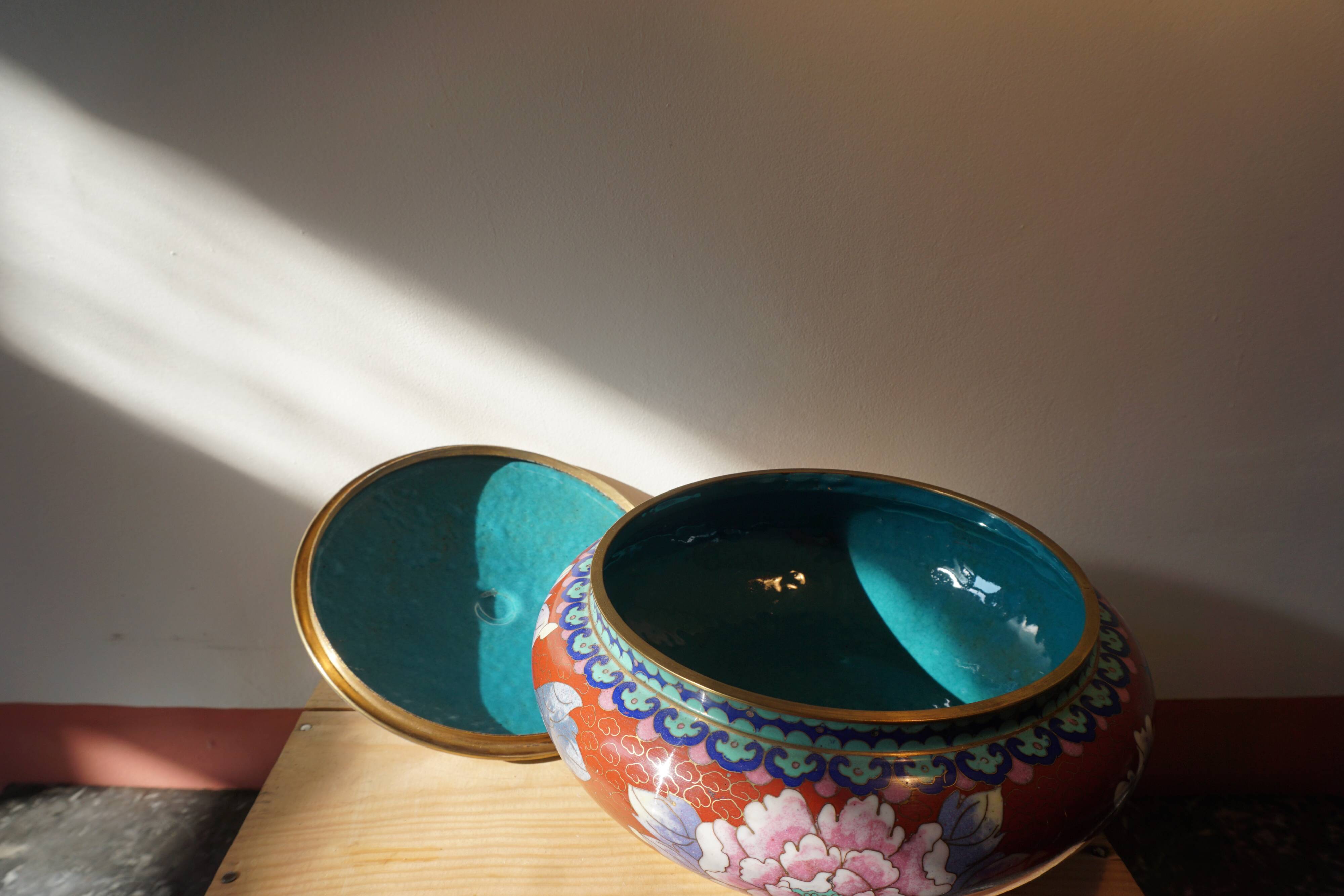 Plat chinois en émaux cloisonnés - seconde moitié du XX° siècle.