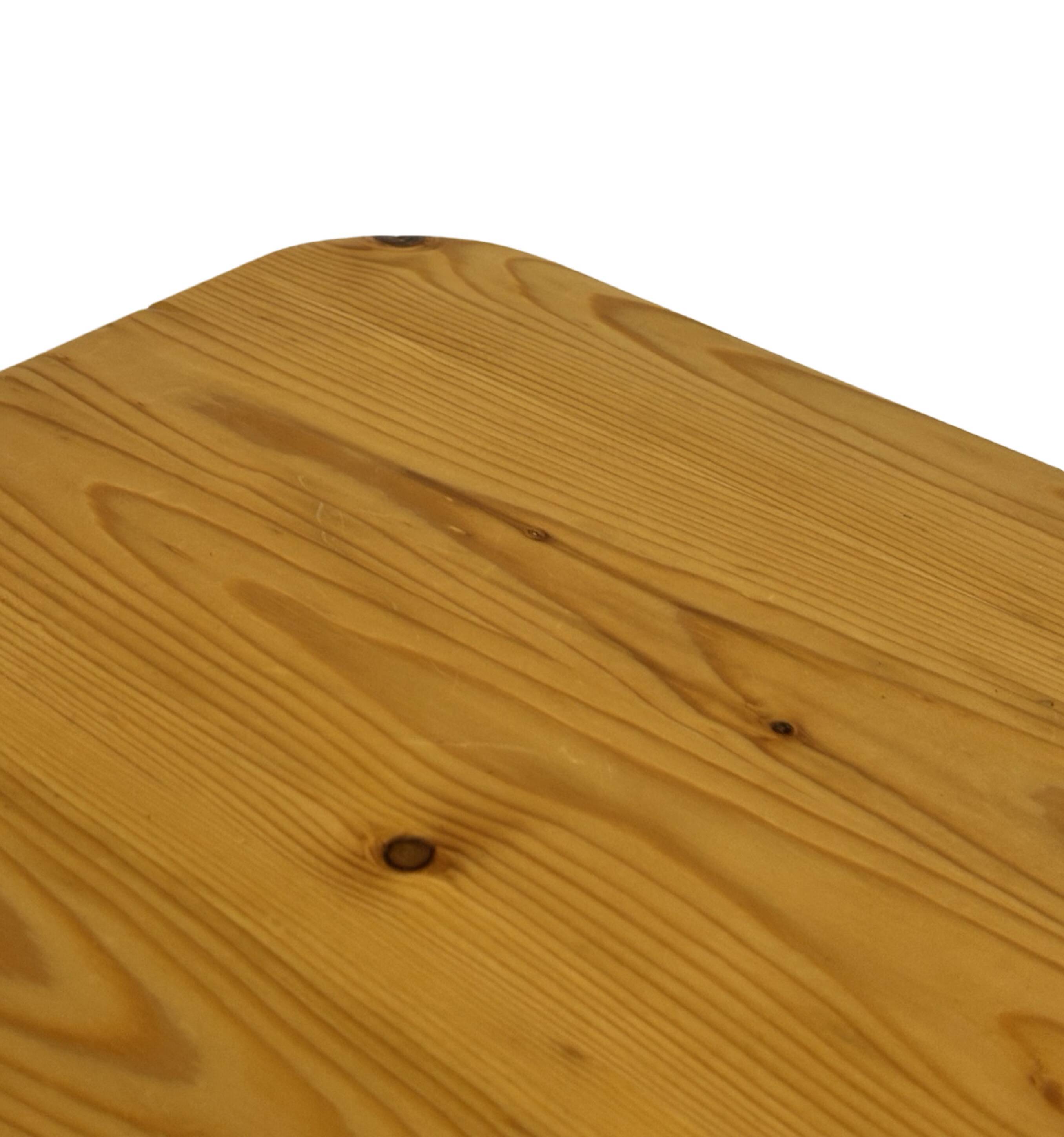 Table basse / table d'appoint vintage en pin au design organique minimaliste