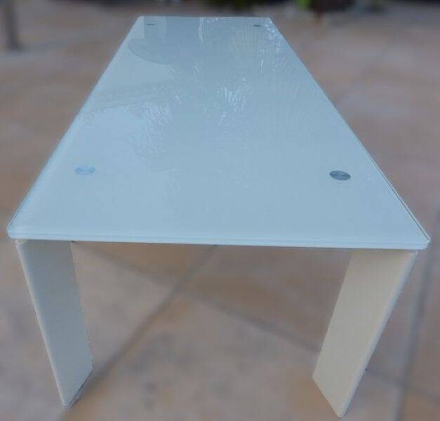 Long modern coffee table in glass and off-white metal - as new.