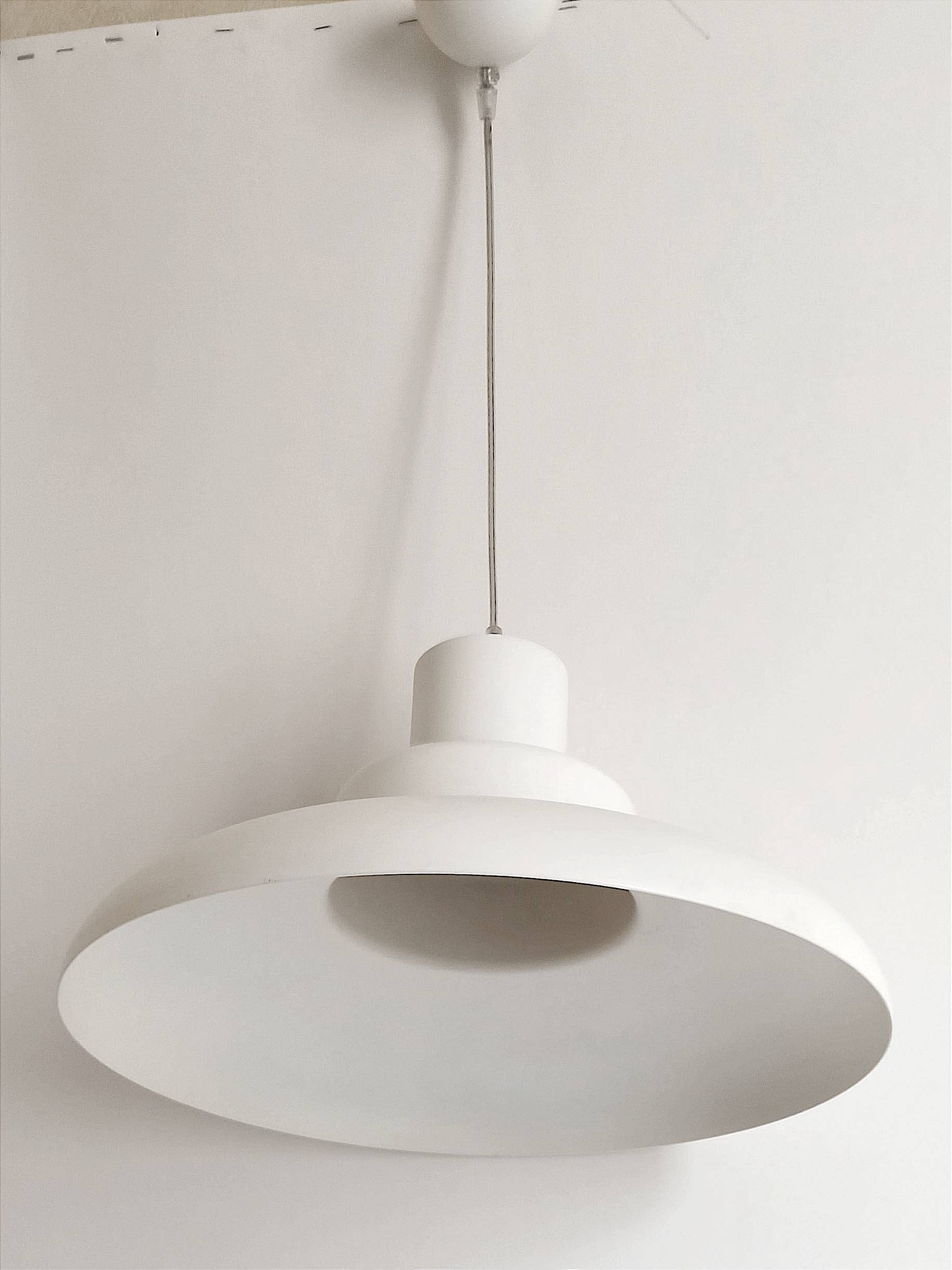 White lacquered chandelier Italian design 80s Diameter 50 cm