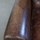 Fauteuil Chesterfield en cuir de vachette grainé marron couleur cognac