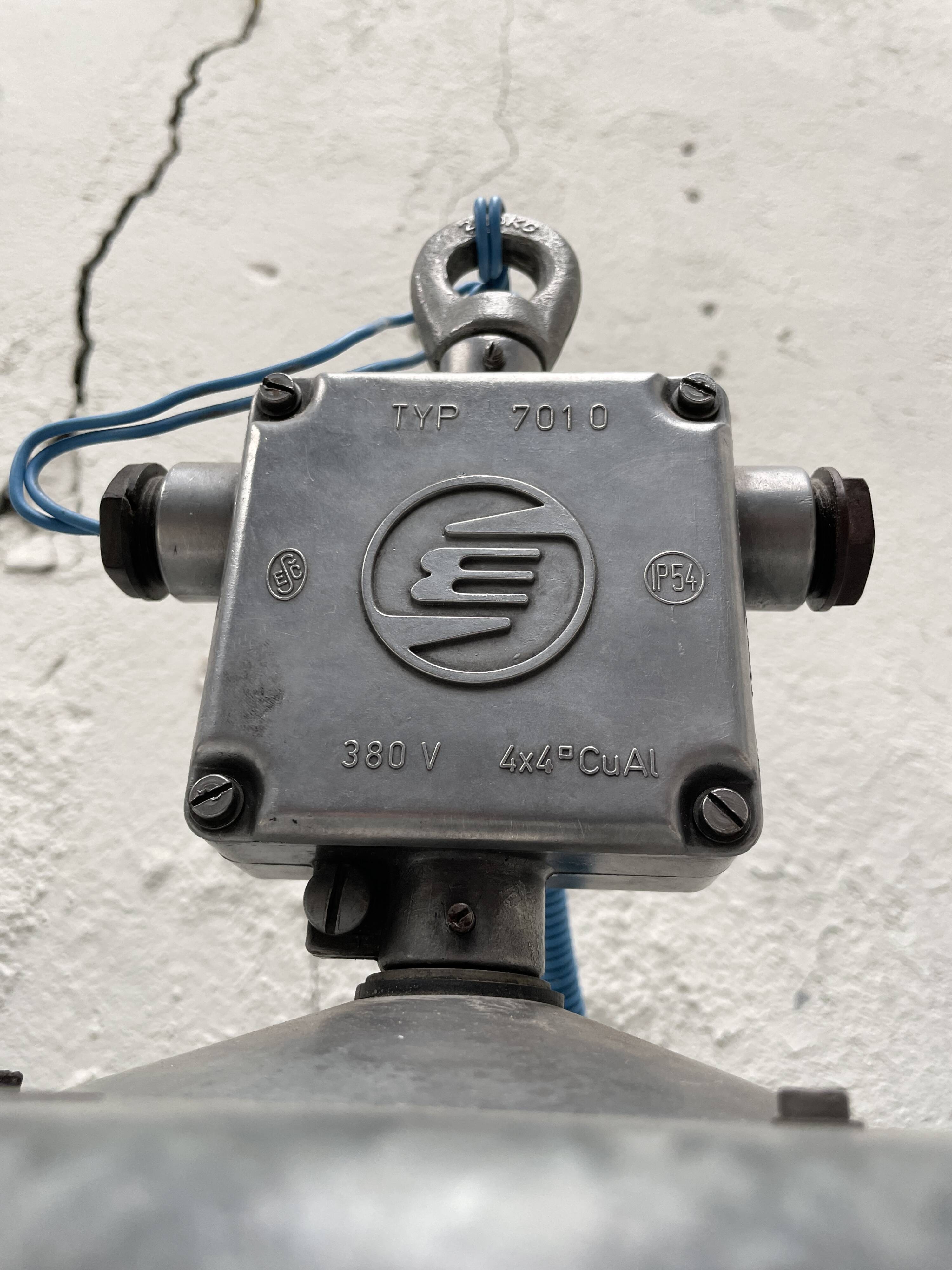 Suite de trois lampes industrielles.