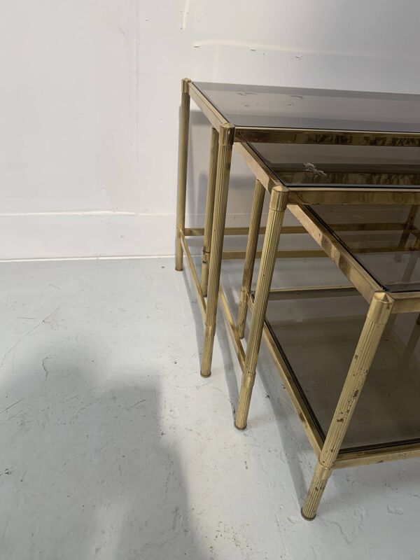 Suite de trois tables gigognes de style en laiton et verre fumé XX siècle