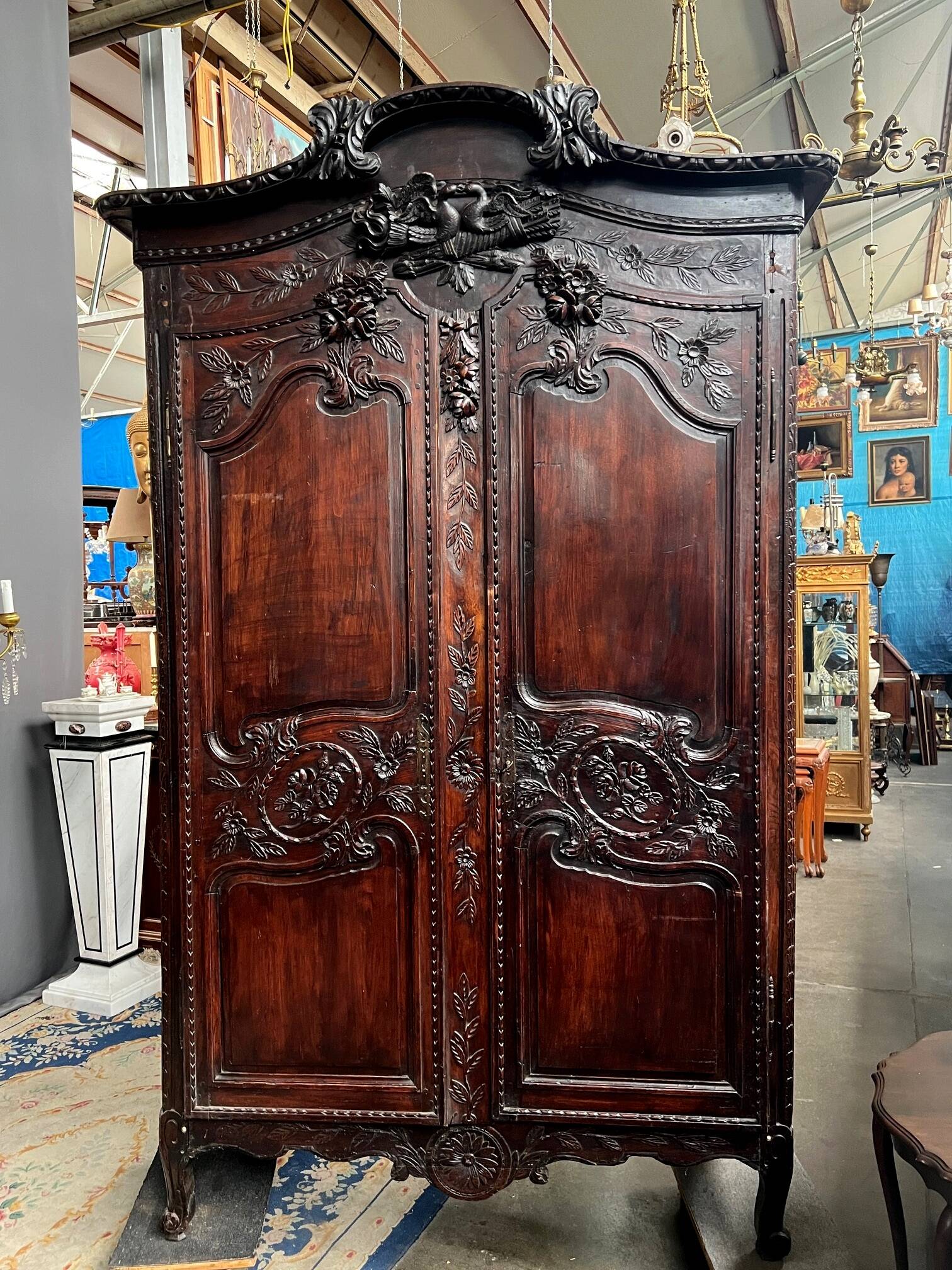Armoire de mariage normande ancienne. Chêne sculpté.