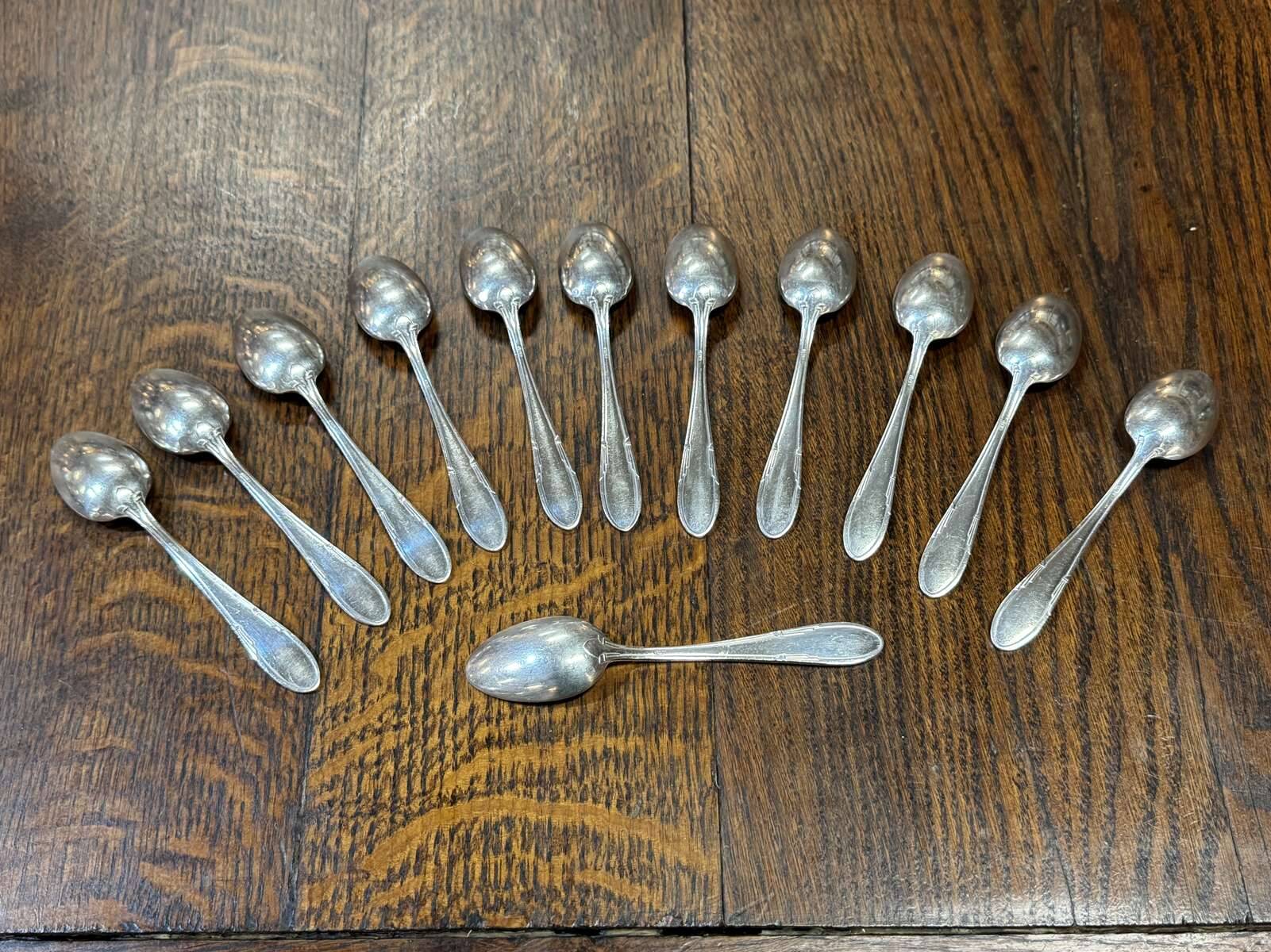 Série de 12 cuillères à dessert en métal argenté