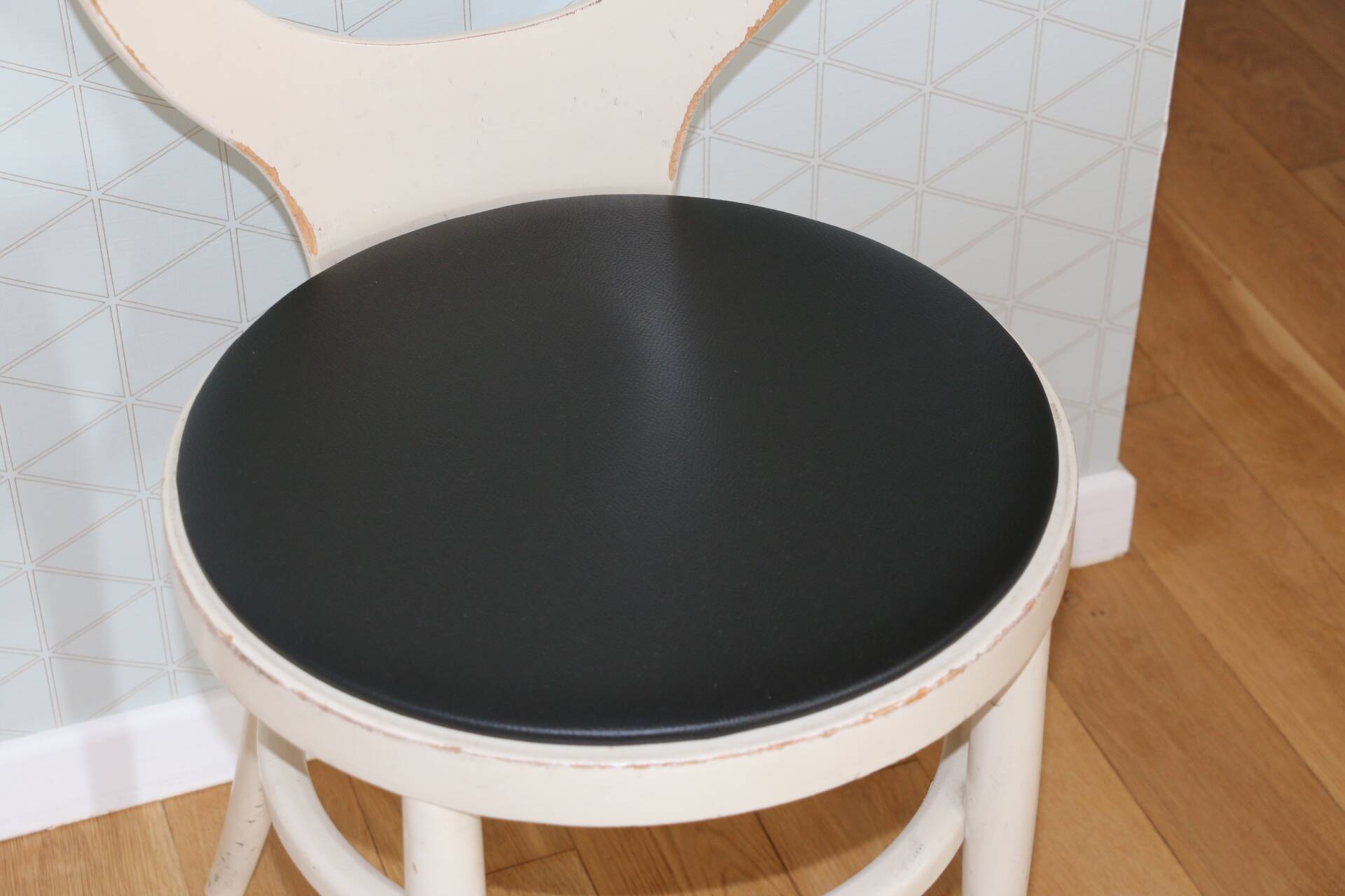 Chaise baumann mouette blanche skaï noir