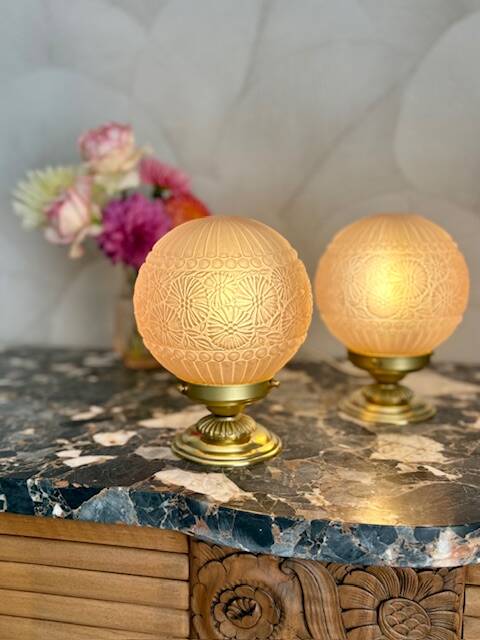 Art Deco lamp in pink glass with floral decoration