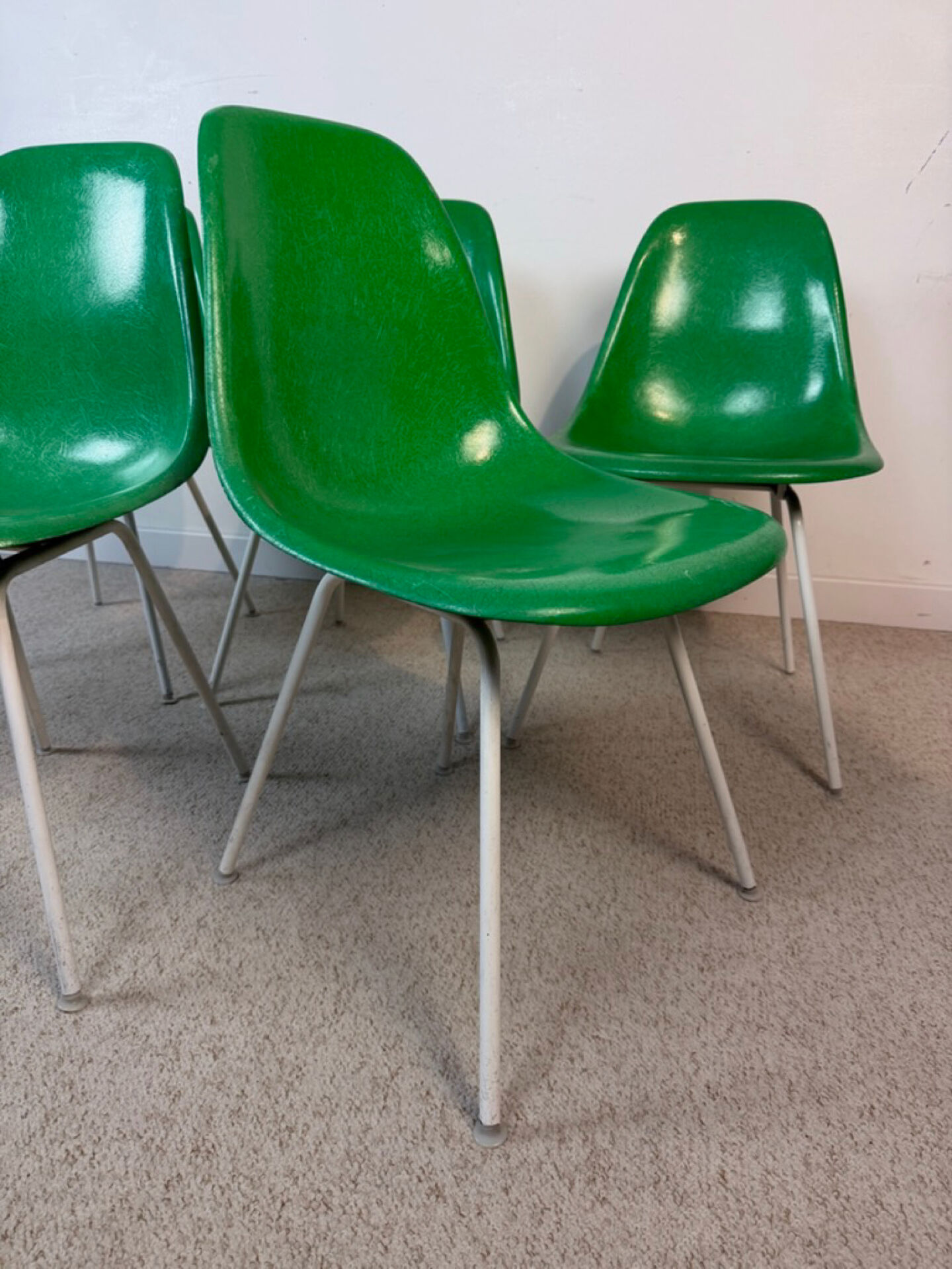 Set of 5 Eames Herman Miller chairs in fibreglass.