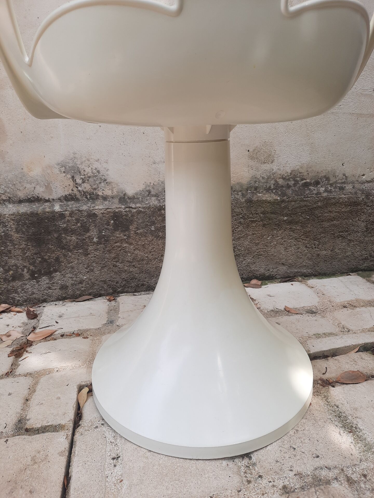 Set of a table and 3 tulip leg chairs, 1970s Space Age inspired.