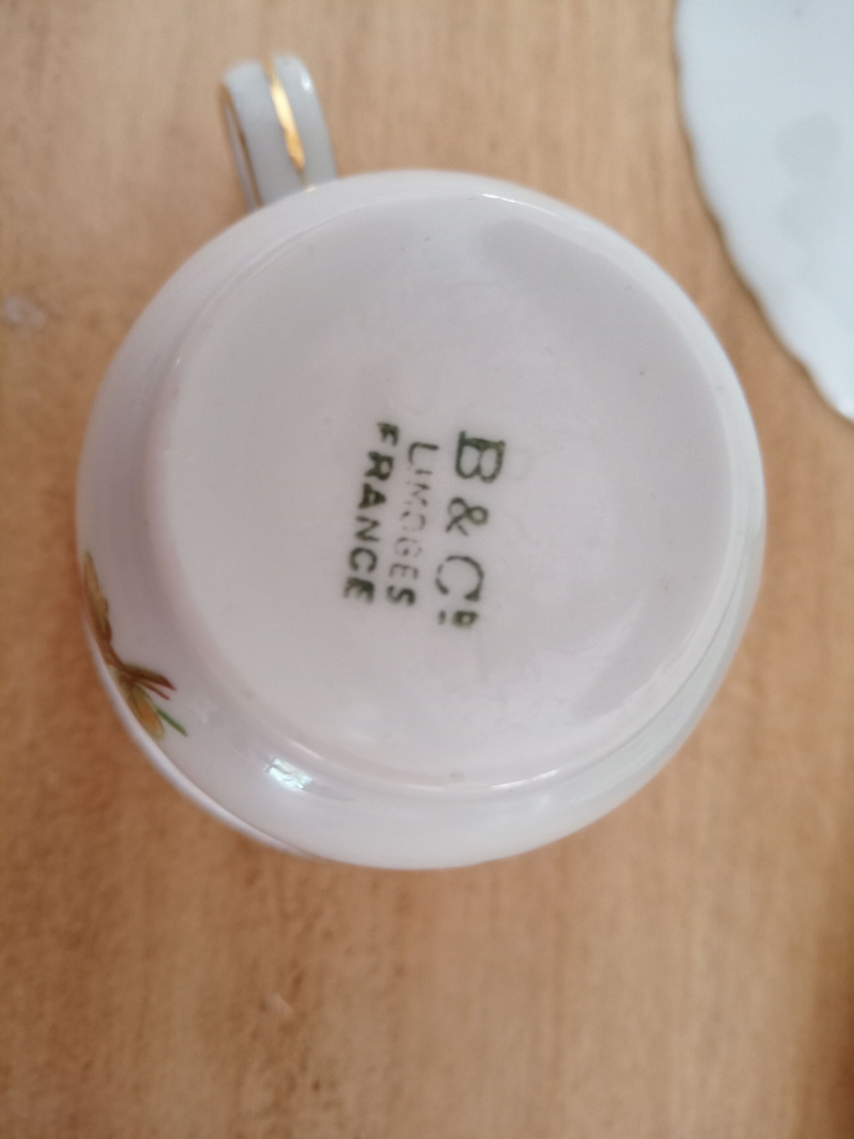 Lot de 6 tasses à café et sous-tasses décor fleuri et liseré doré, porcelaine de Limoges Bernardaud