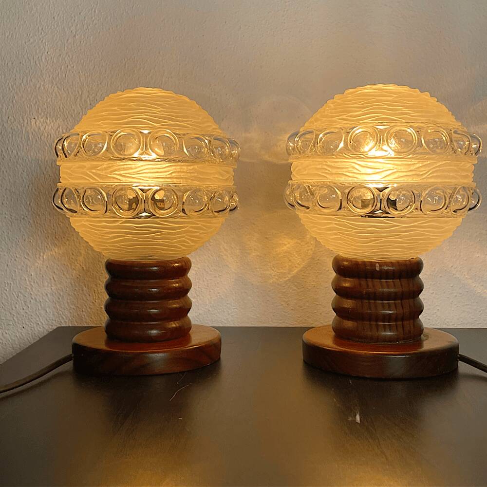 Paire de lampes de table en bois et en verre de style mid-century