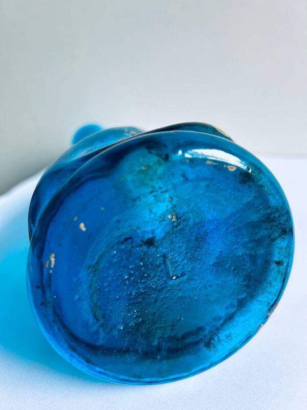 Carafe en verre bleu turc et émaillé, par Théodore Legras, XIXe.