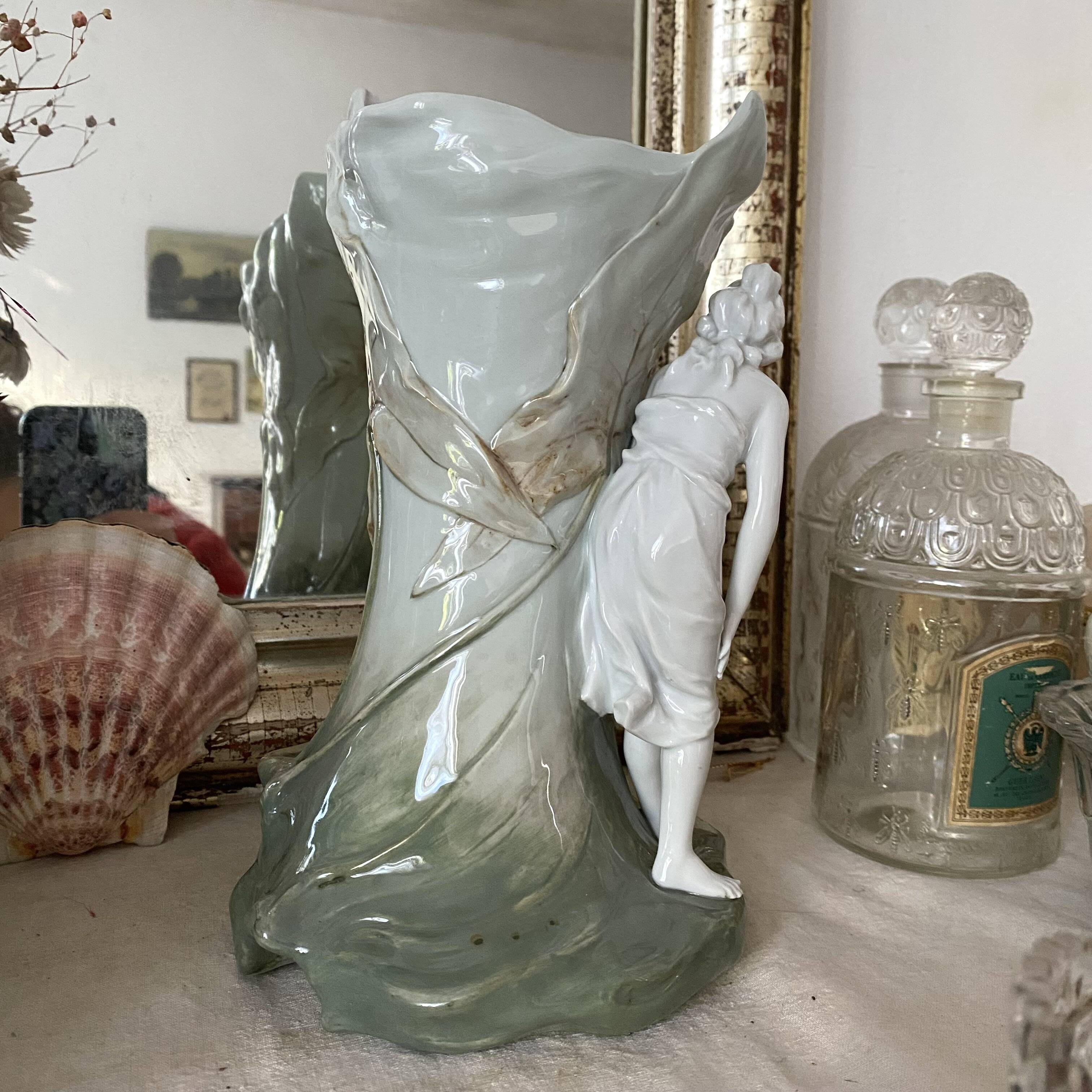 Vase art nouveau en barbotine