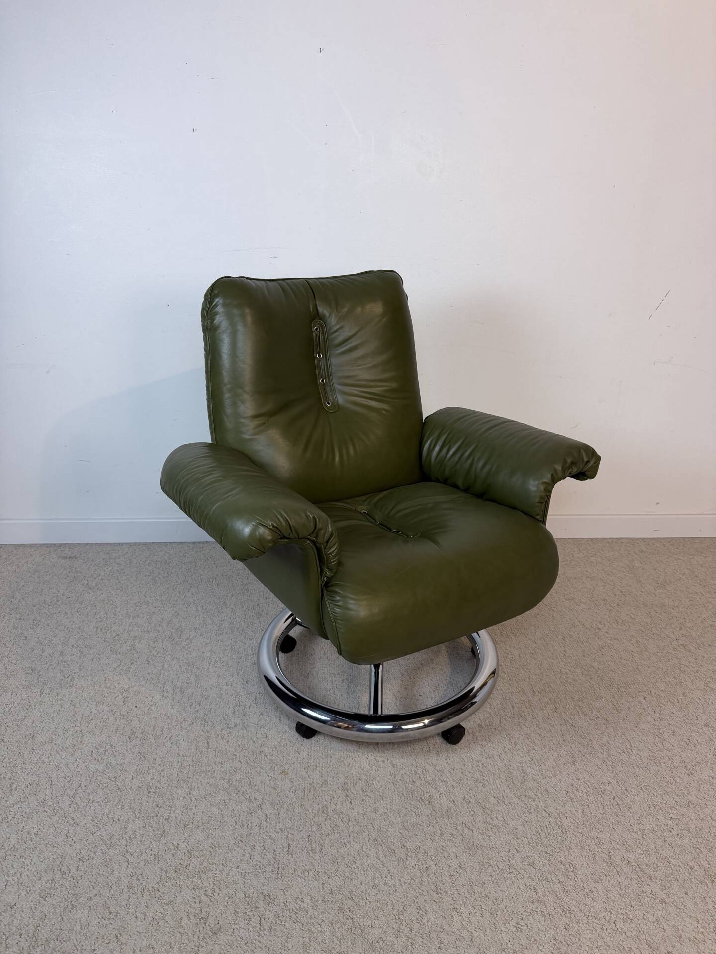 Italian executive armchair attributed to Guido Faleschini for i4 Mari.