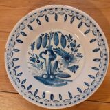 Ancienne assiette en faience émaillée / Décor floral bleu