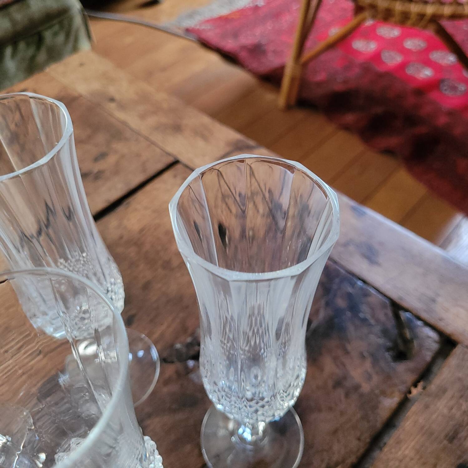 7 cut glass champagne flutes – faceted design