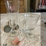 Verres à pied anciens en cristal taillée