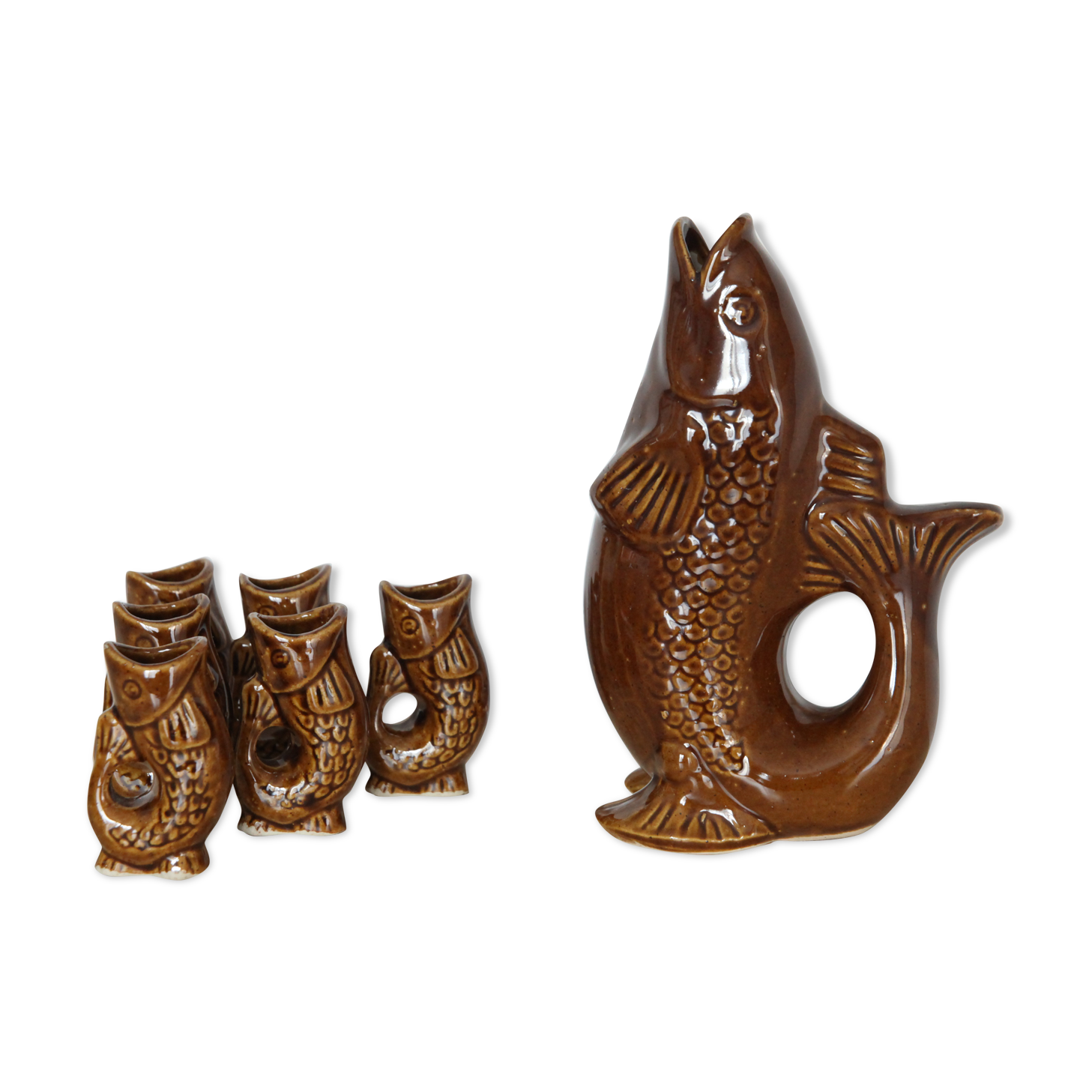 Fish-shaped dabbling liquor service