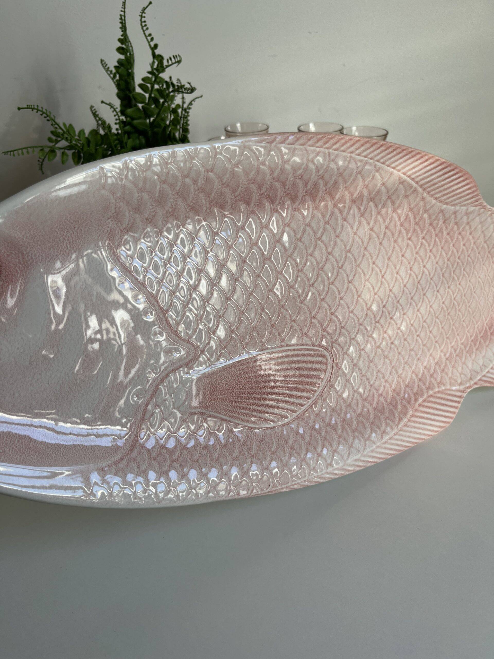 Grand plat de service à poisson rose vintage en faïence de salins made in france