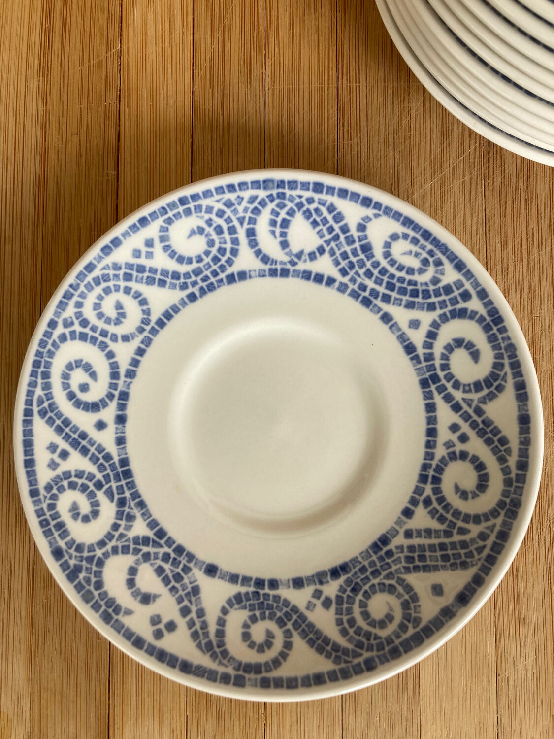 12 sous-tasses Churchill England motif mosaïque bleue