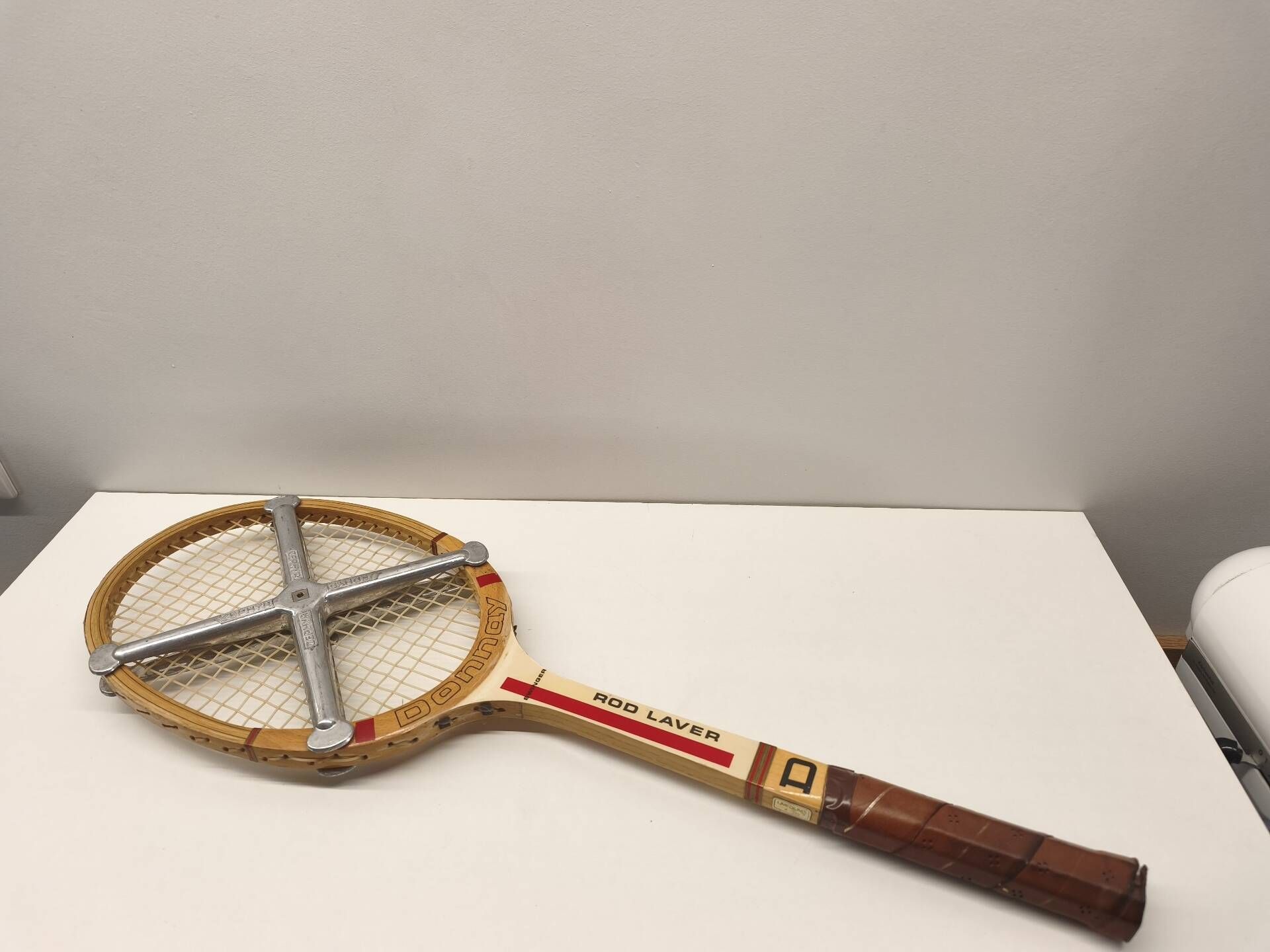 Vintage wooden tennis racket Donnay "Rod Laver" + metal press