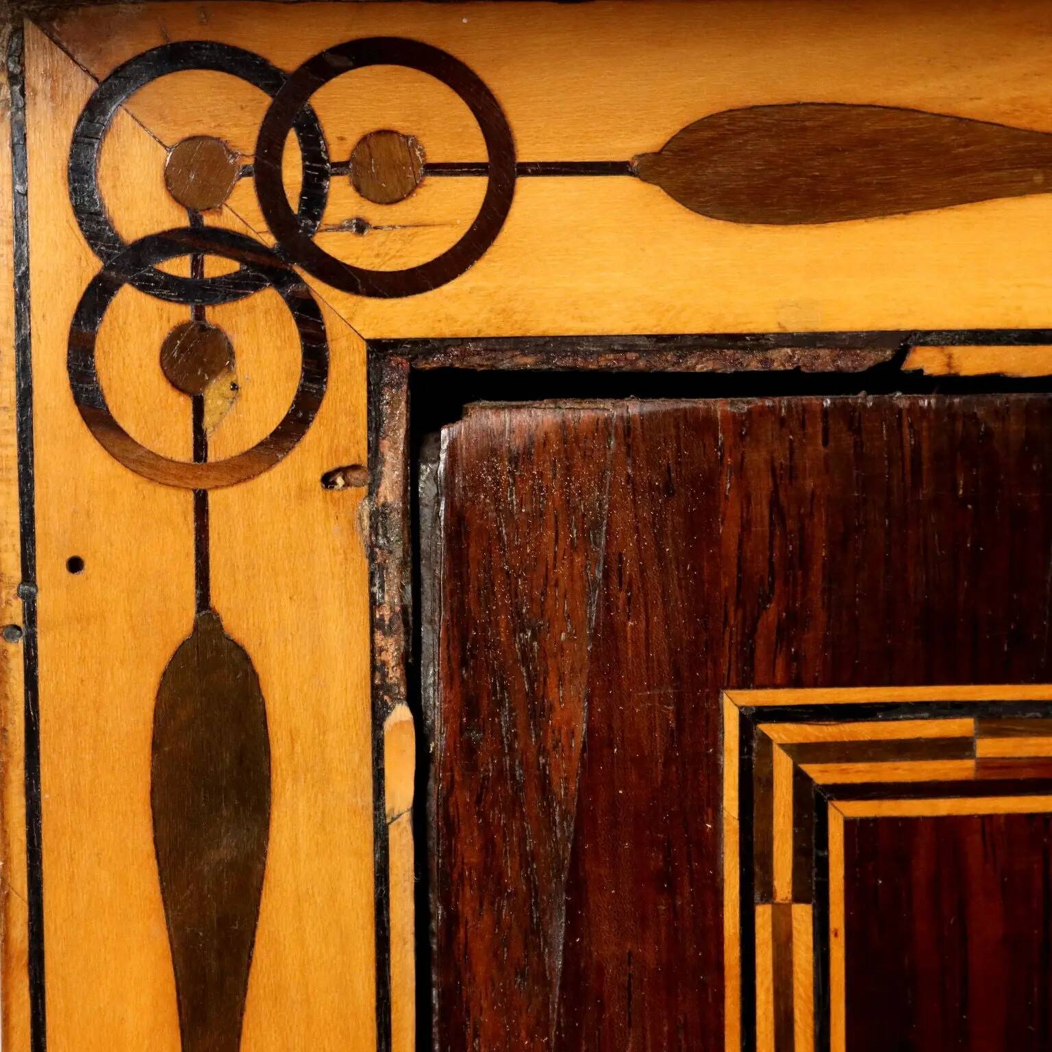 Suite de chambre antique néoclassique en divers bois, Toscane, XVIIIe siècle.