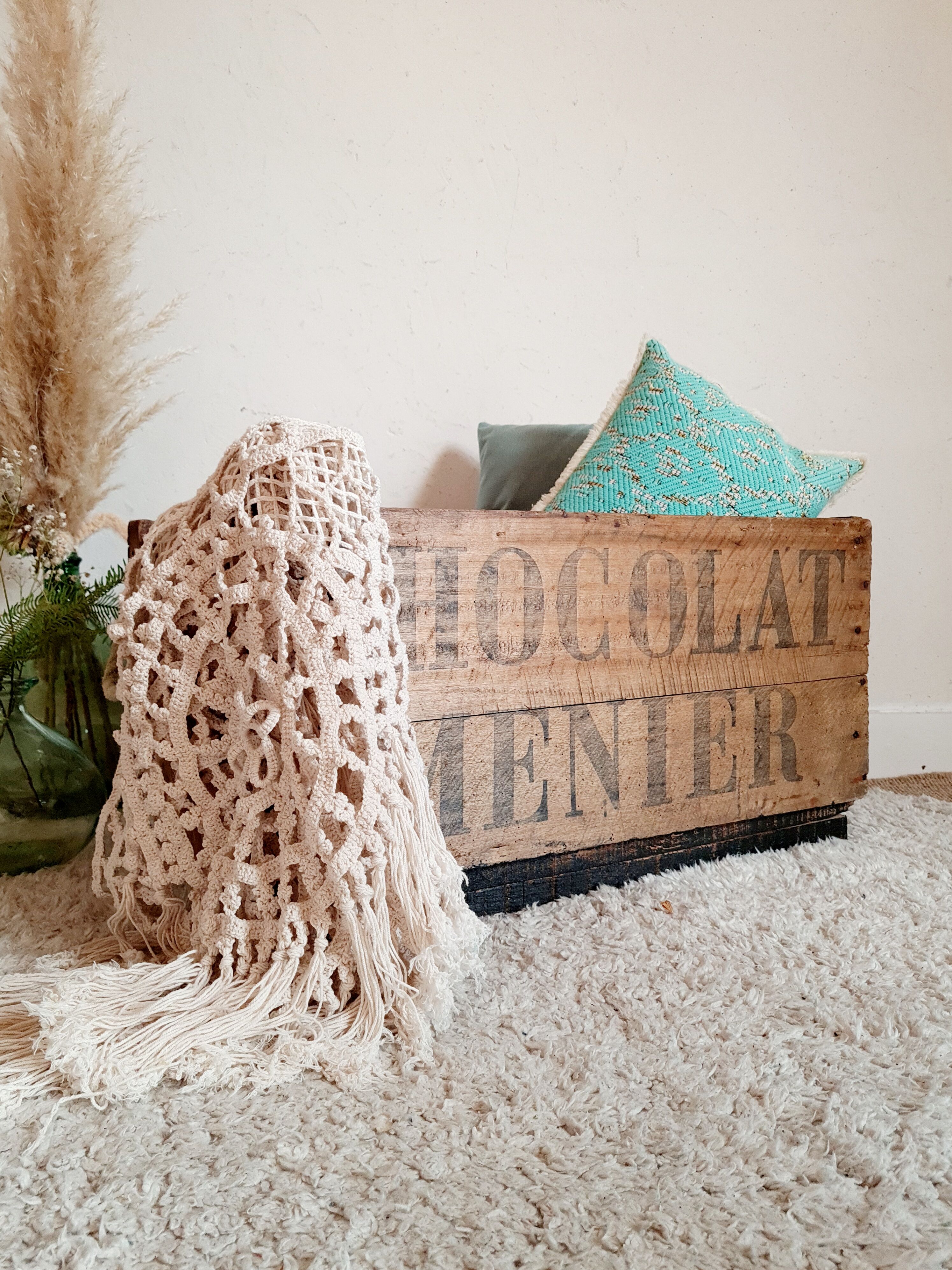 Old wooden box screen-printed Chocolate Menier