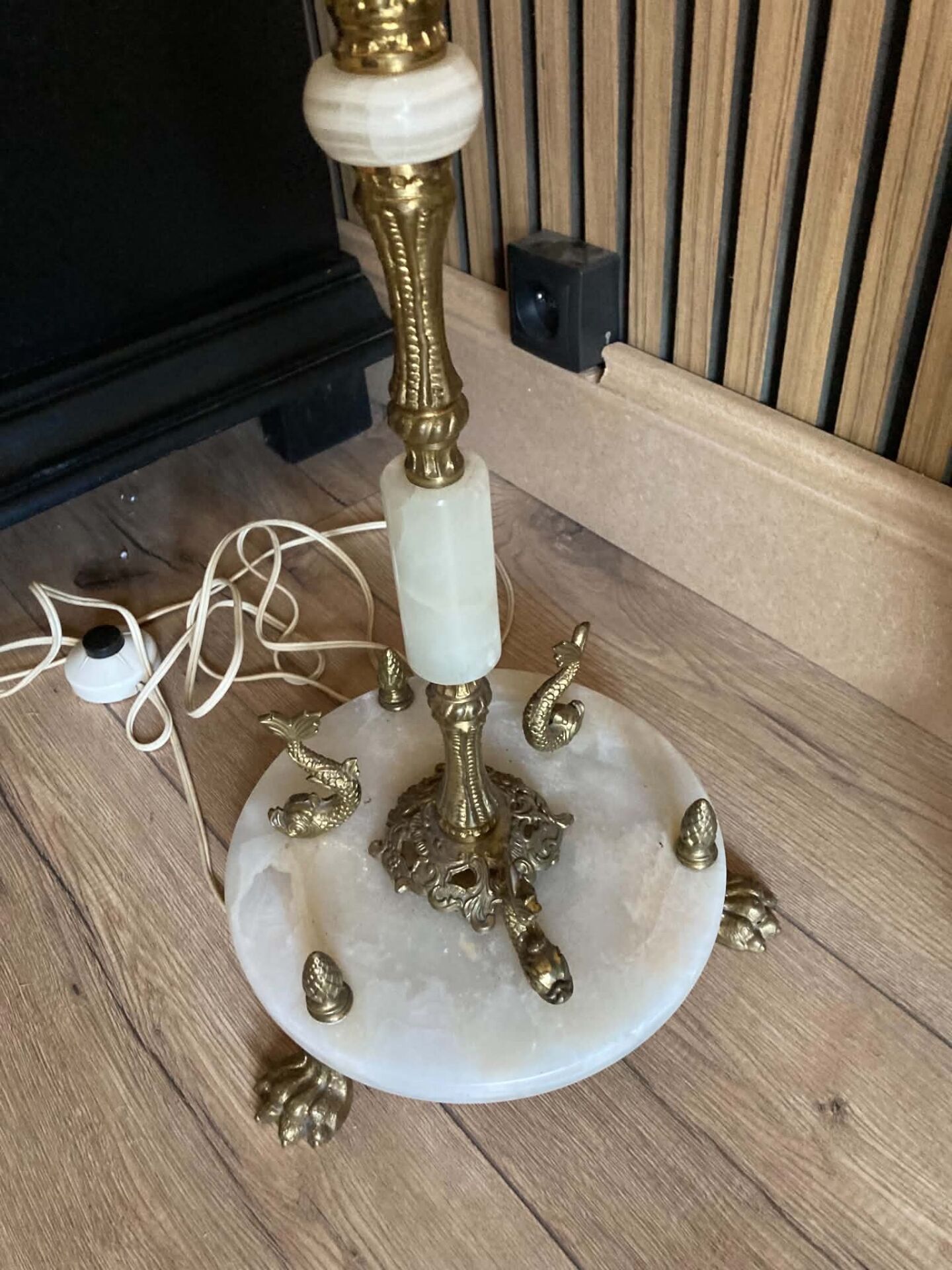 Lampadaire candélabre néo-classique en laiton doré et onyx — Style Flo