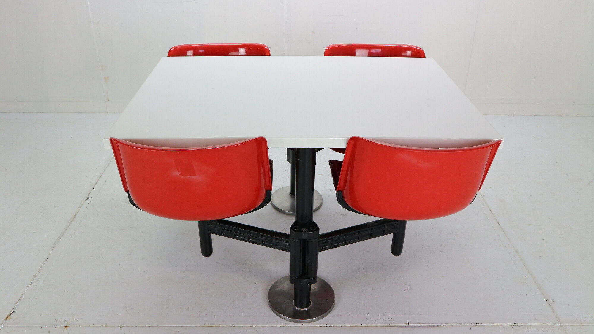 Osvaldo Borsani contemporary table and 4 build in chairs for Tecno, 1970s