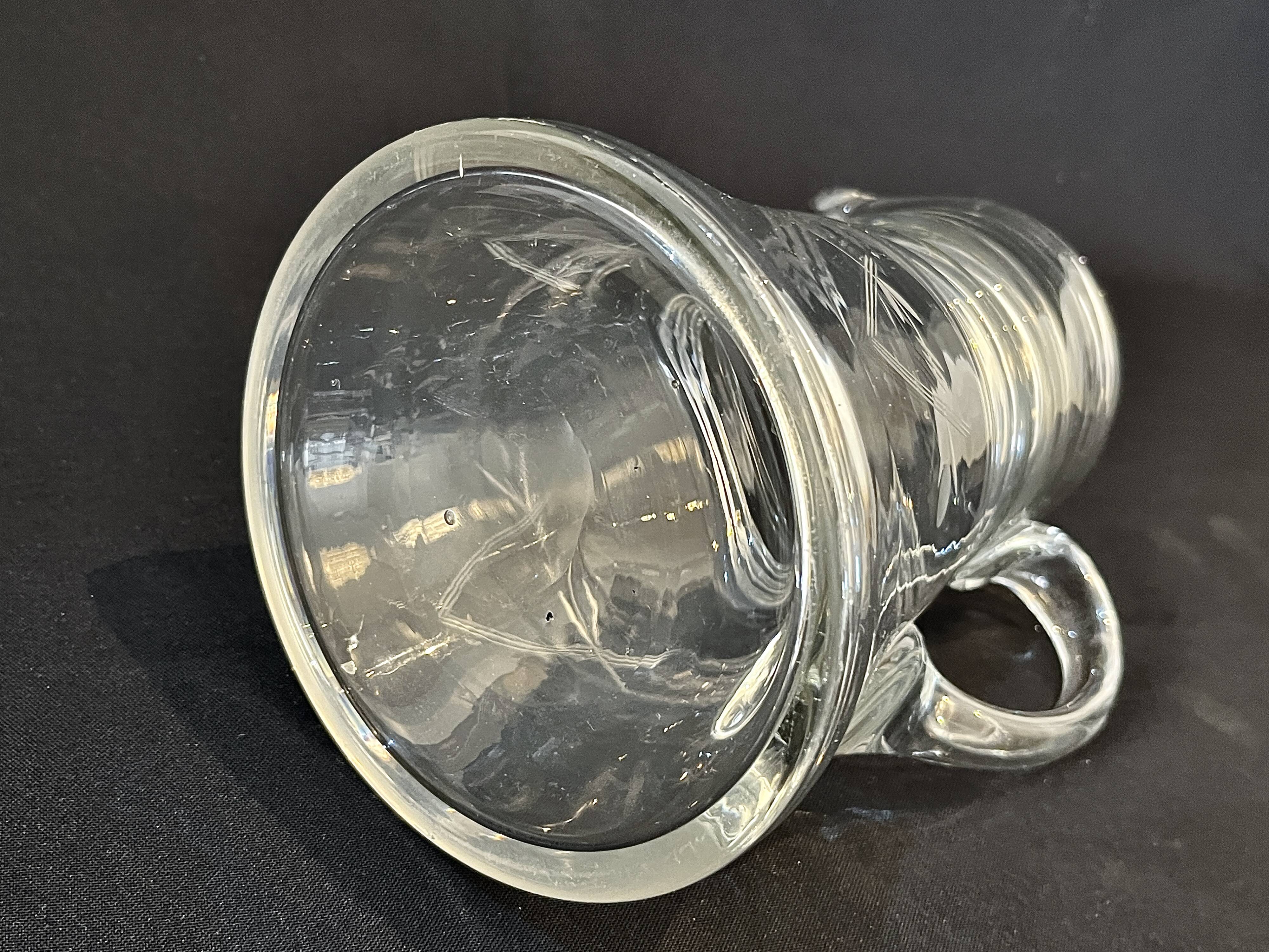 Ancienne carafe  pichet en verre soufflé  décor de feuilles ciselées 1940