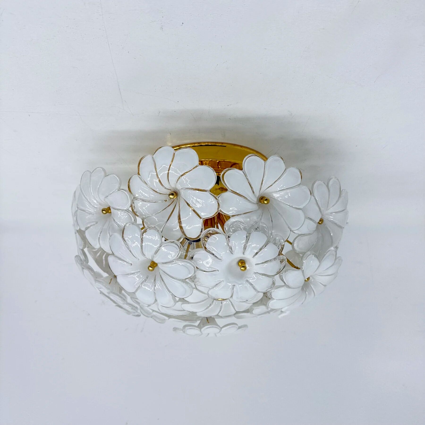 Plafonnier floral en verre blanc de Murano, italien, des années 1970.