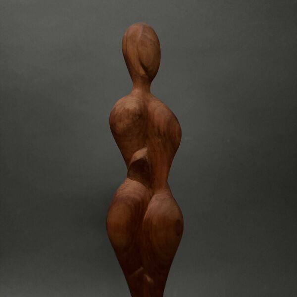Sculpture en bois sculpté monoxyde femme par Calin Hentea XXe