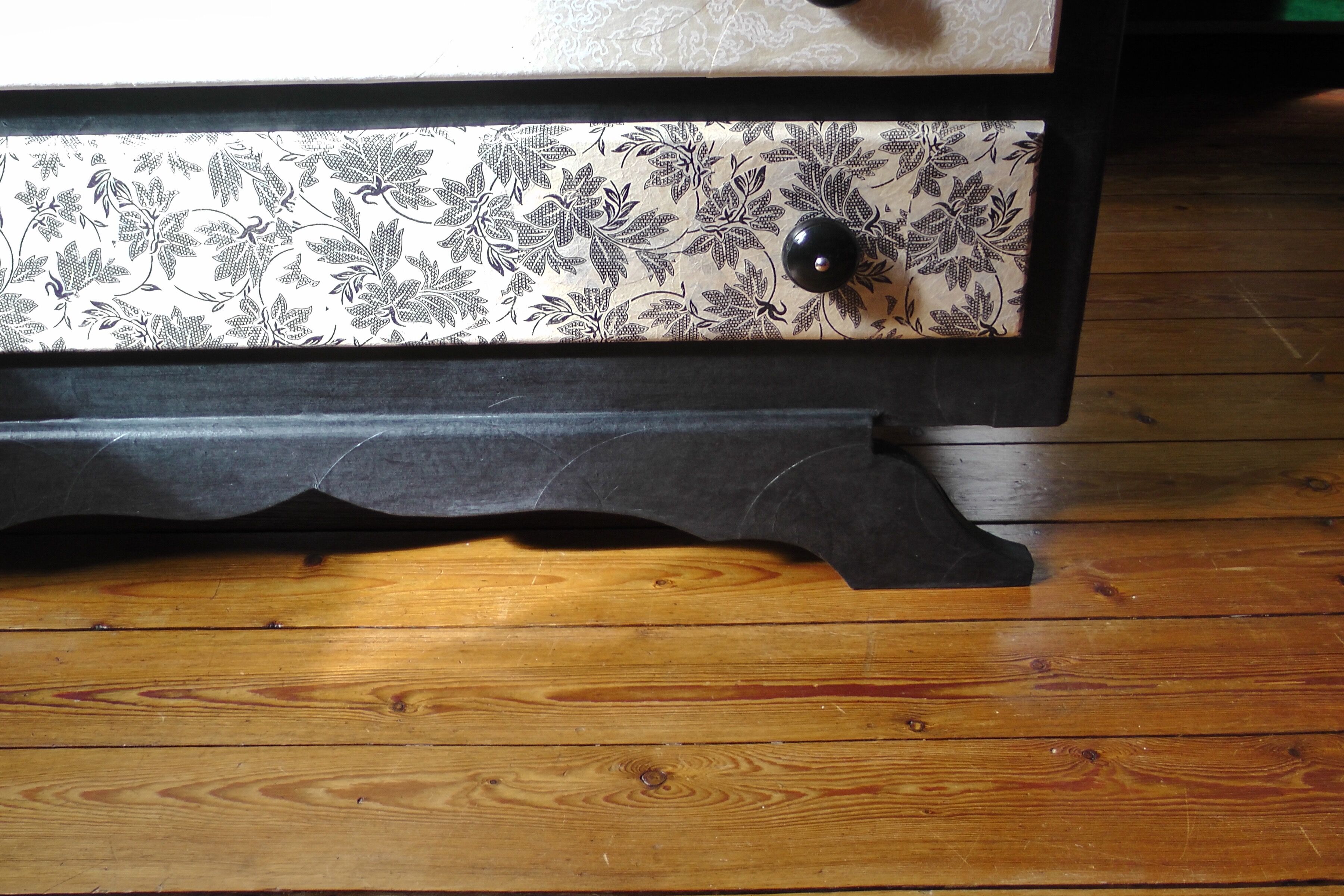 Commode marouflée