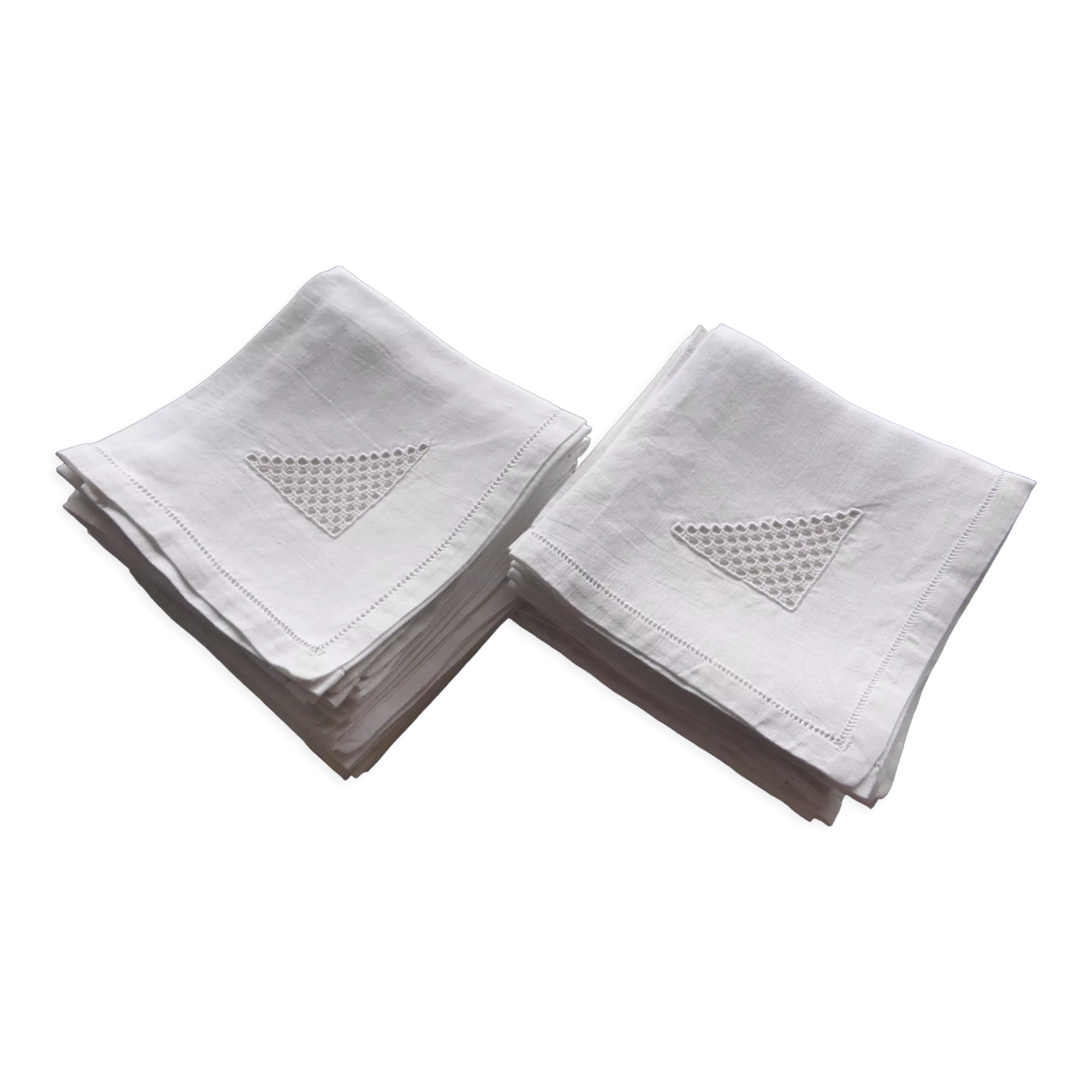18 antique napkins in white linen with an embroidered geometric decoration