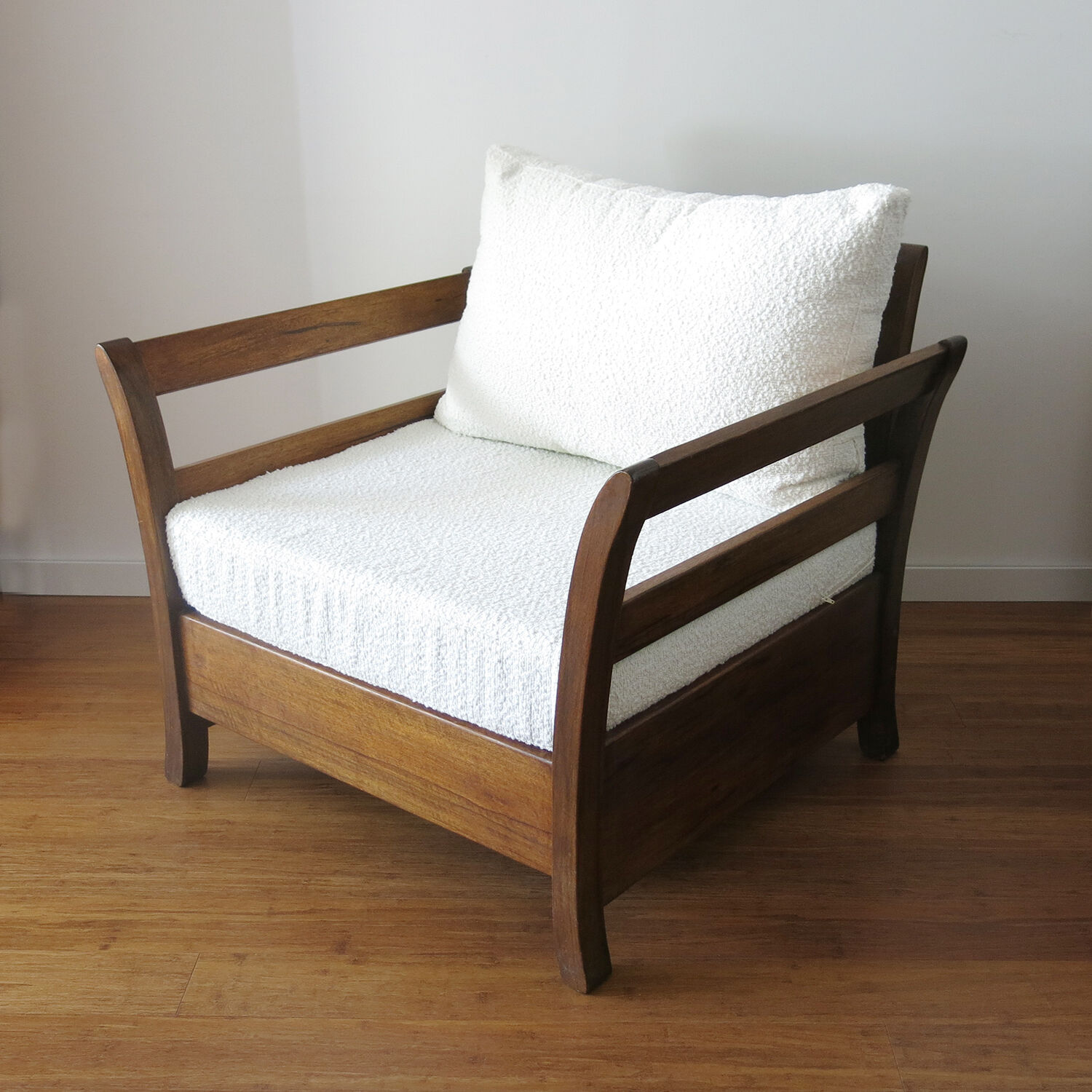 Fauteuil bois et tissu bouclette blanc crème