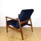 Fauteuil GFM-64, design d'Edmund Homa des années 70, bleu marine - bois foncé.