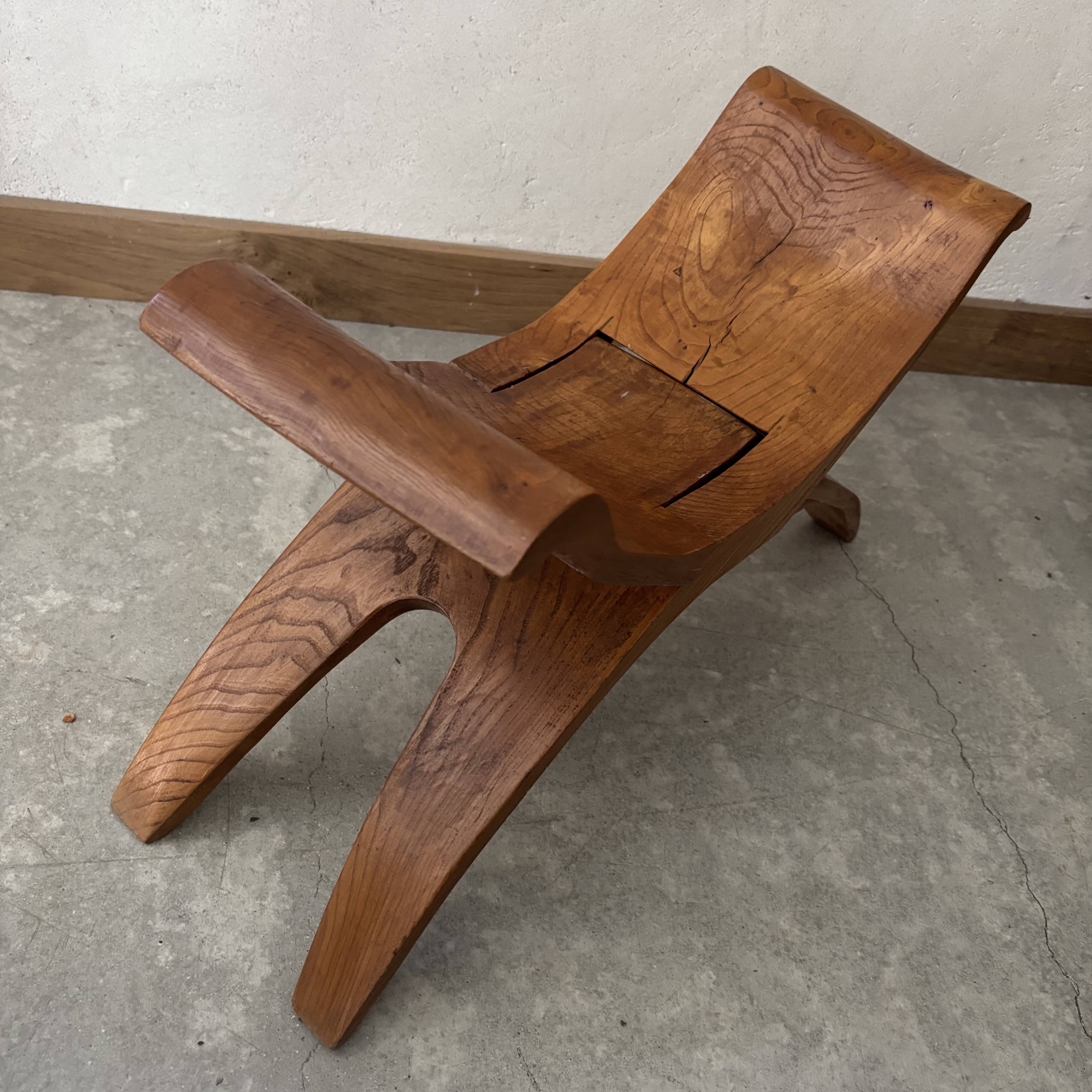 Tabouret en bois sculpté