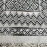 Hand-woven white and gray margoum rug