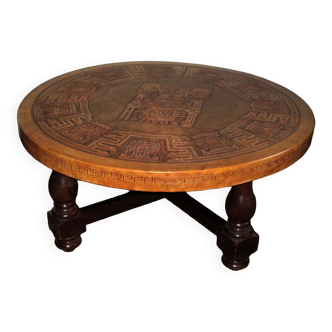 Table basse circulaire avec plateau en cuir repoussé par Angel Pazmino pour Muebles de Estilo, Équateur 1970