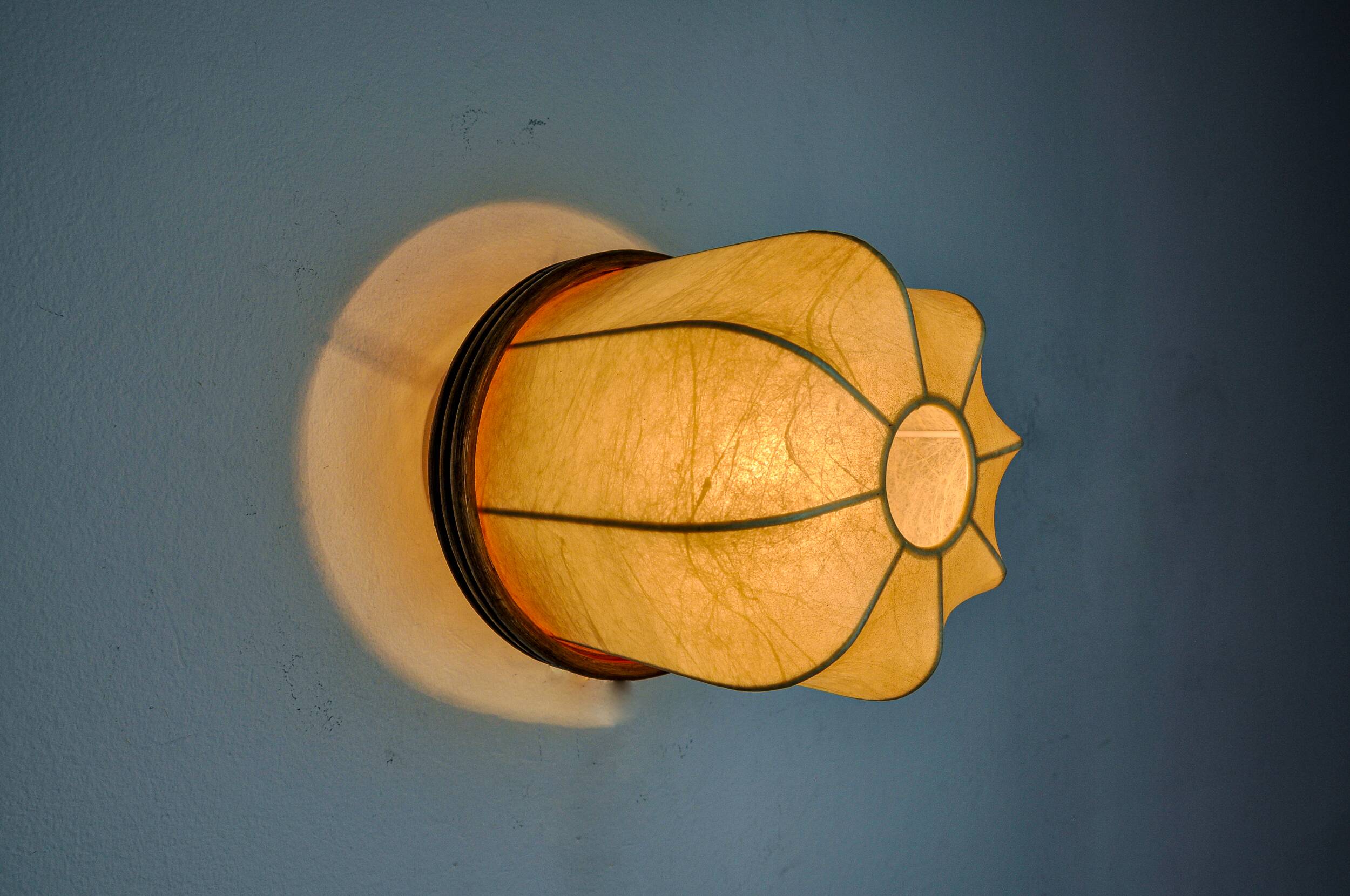 “Cocoon” wall lamp, resin and pine, Italy, 1970