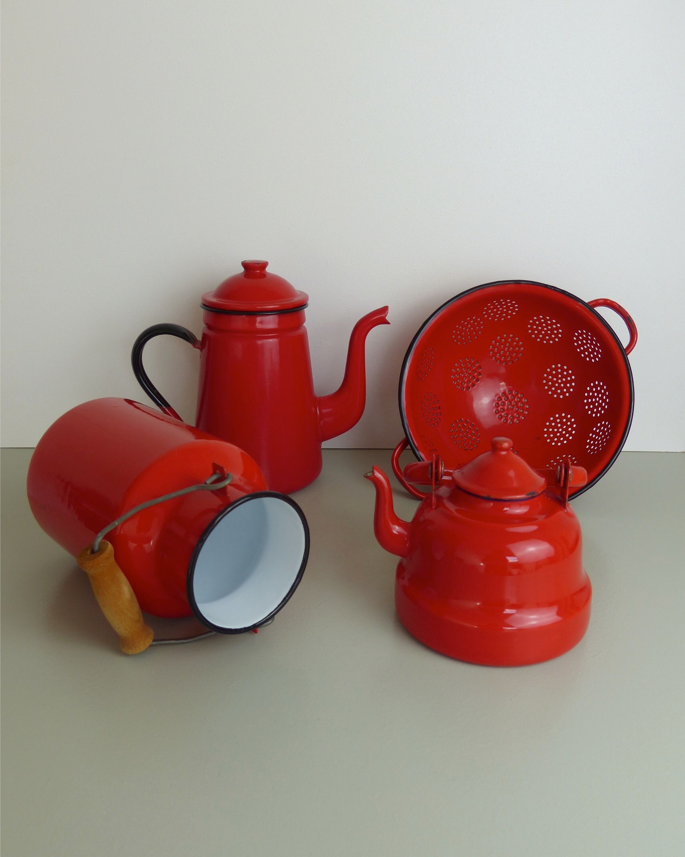 Set milk pot, kettle, coffee maker and red enamelled strainer