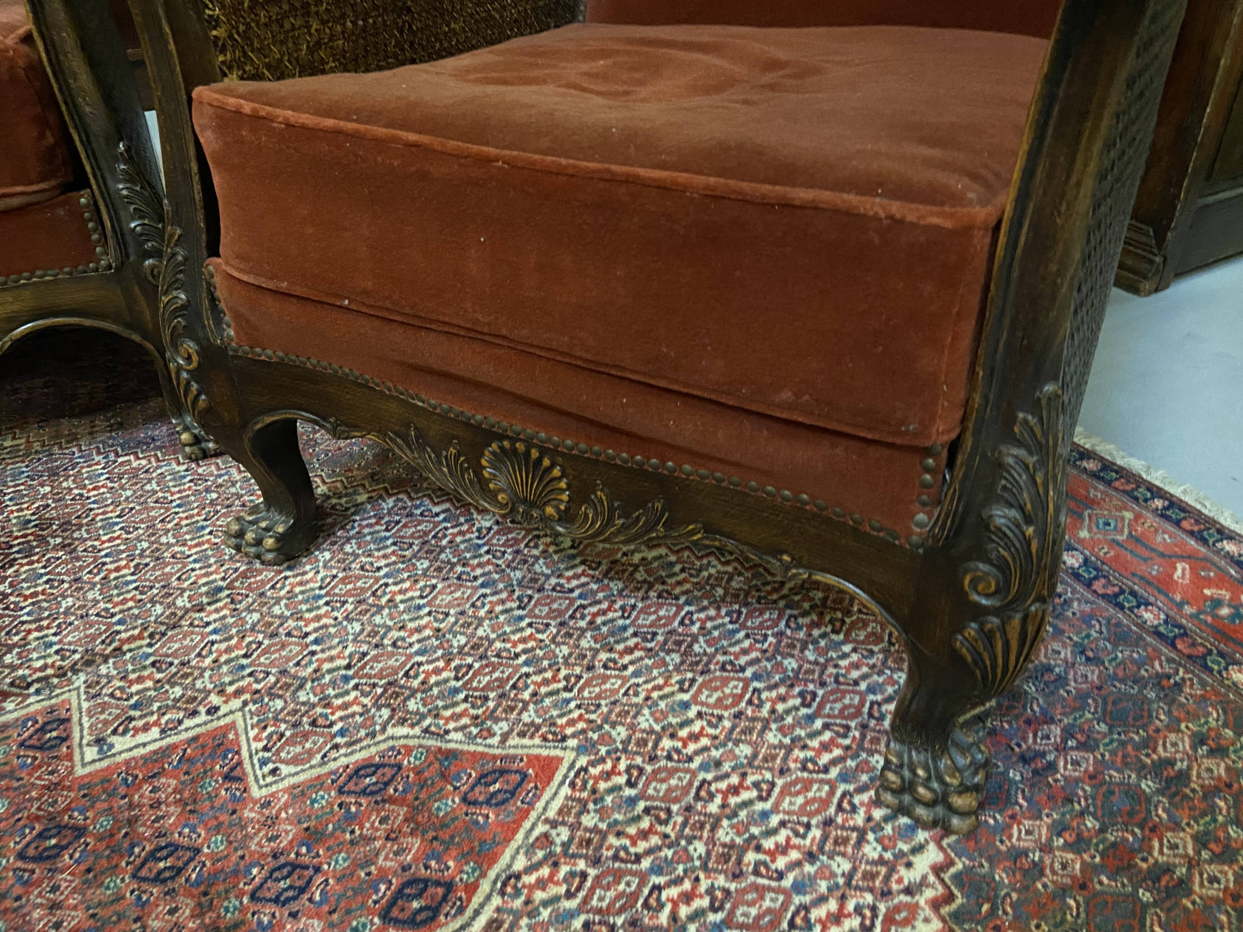 Salon baroque en velours bordeaux et bois