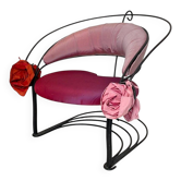 Fauteuil sculptural postmoderne en métal noir et tissu en soie rose et rouge, 1980