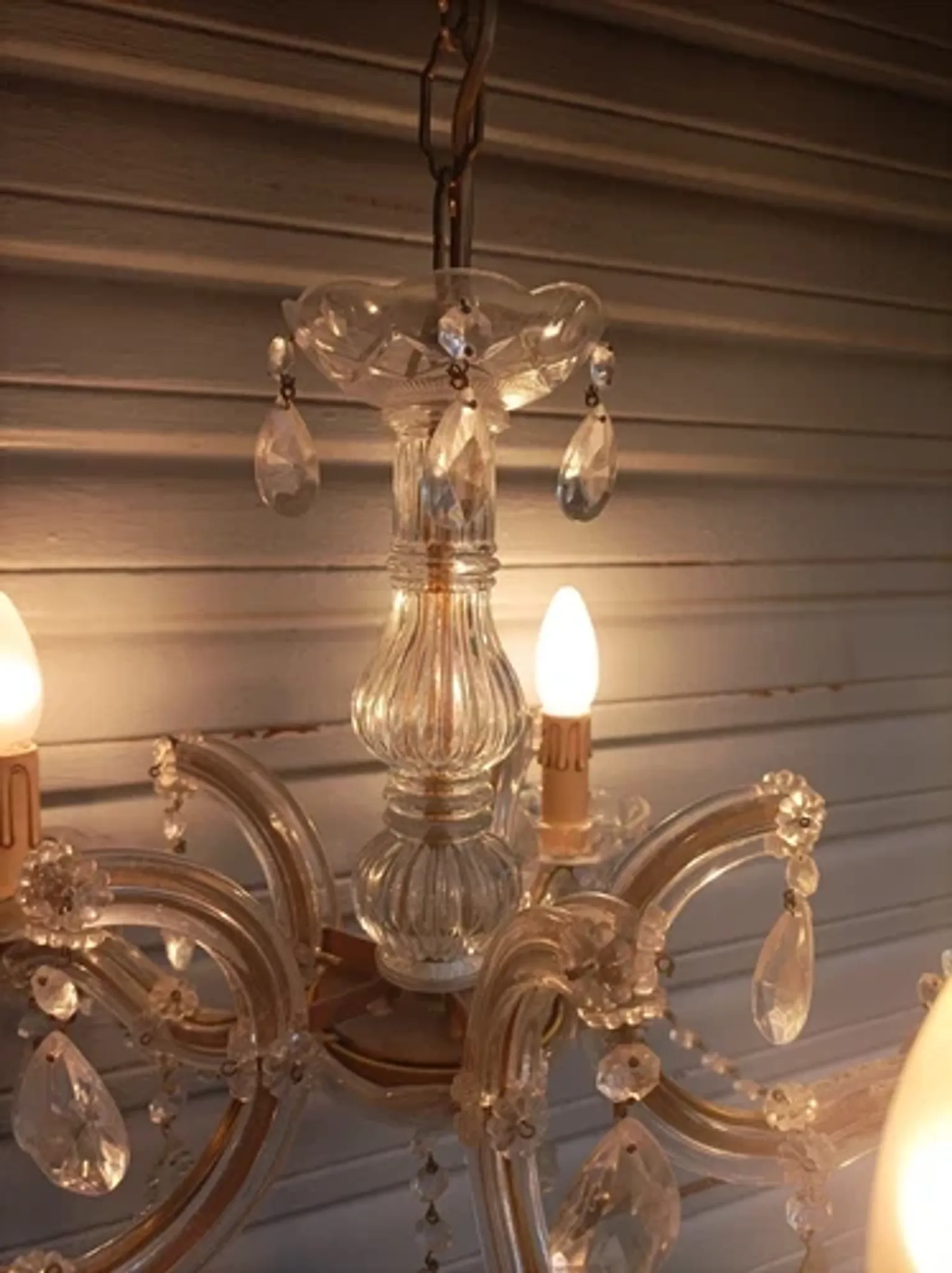 Very beautiful Venetian chandelier with 5 lights / complete and in working condition.
