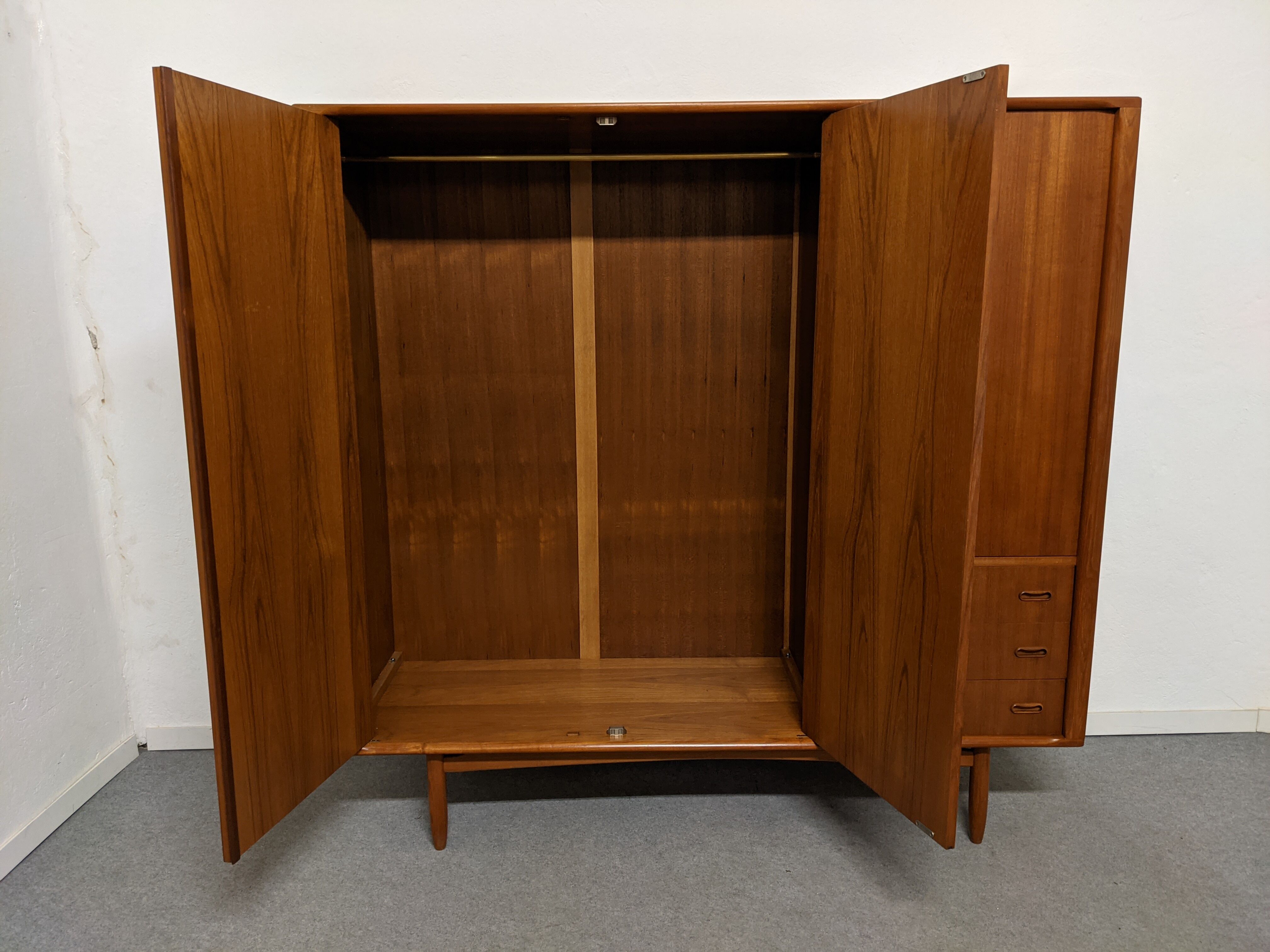 Danish teak wardrobe from the 50s/60s