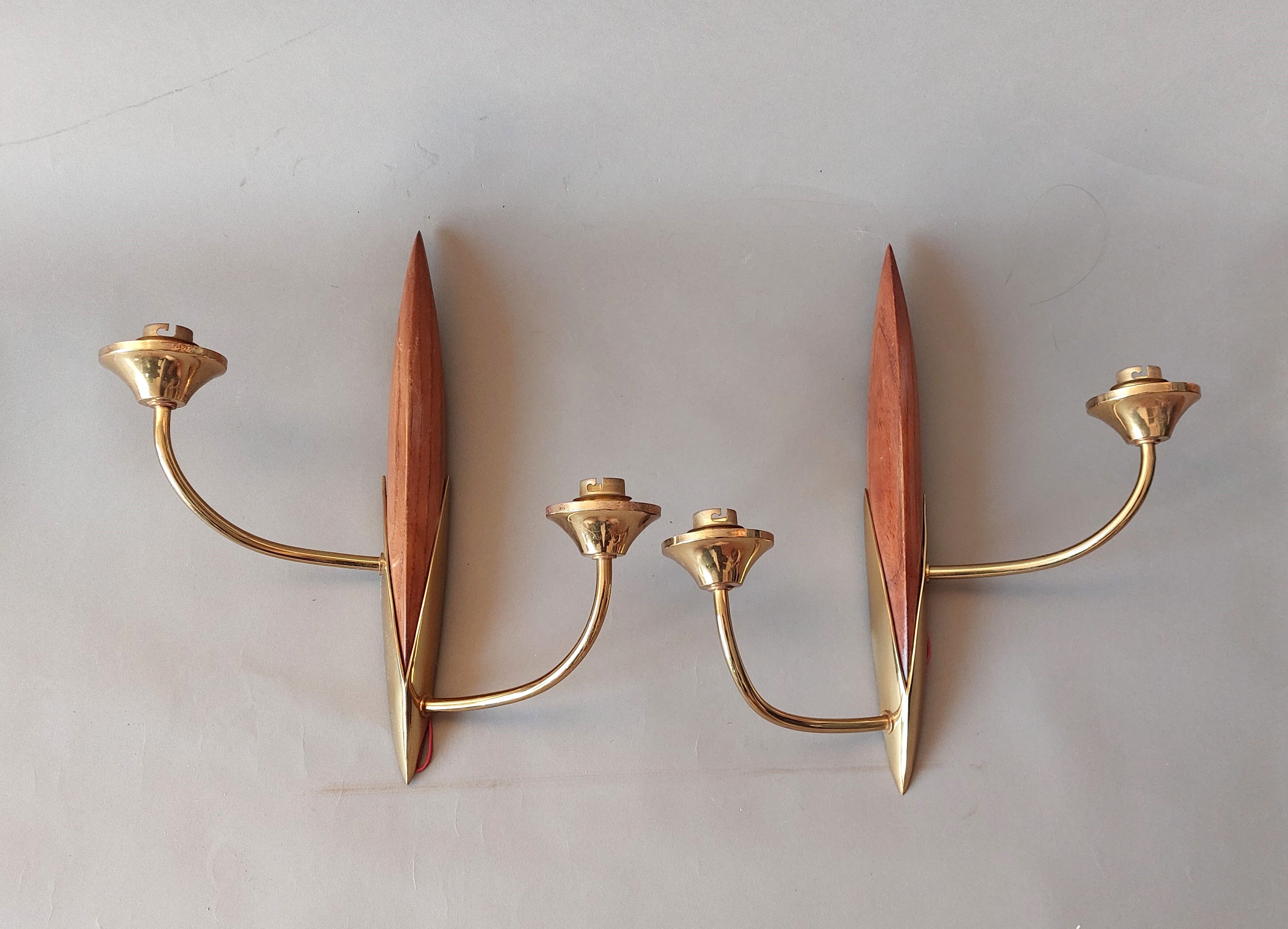 Pair of wood and gilded brass sconces 1950 boat hulls with 2 lights.