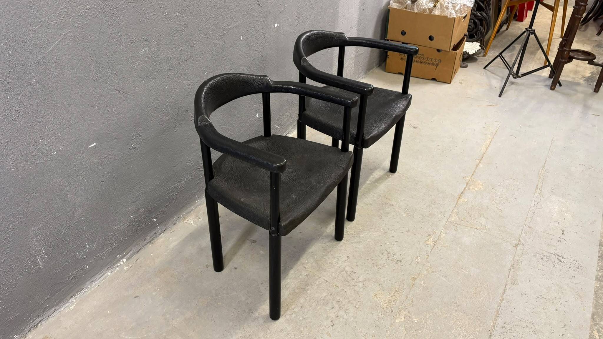 Paire de fauteuils postmodernes noirs, en plastique moulé, années 1980, Europe