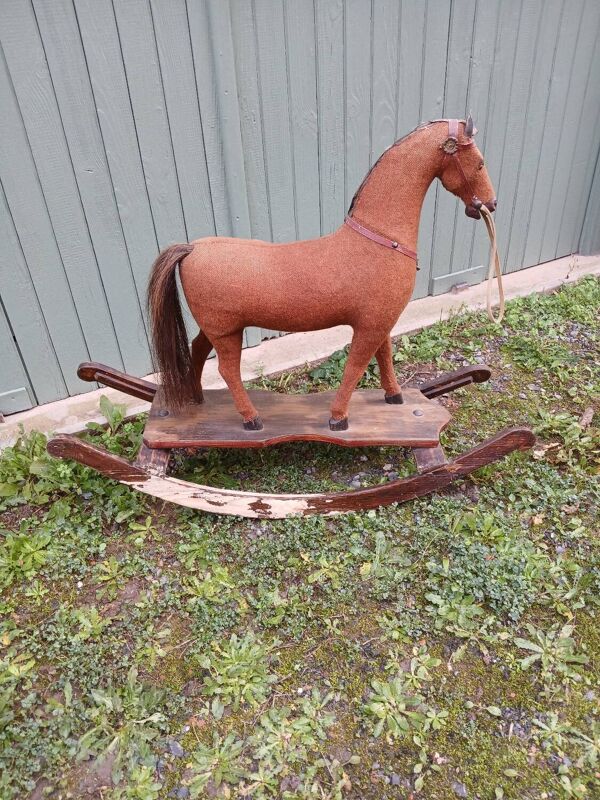 Cheval à bascule ancien