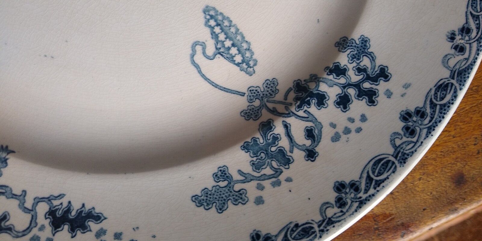 Round serving dish St Amand of blue color