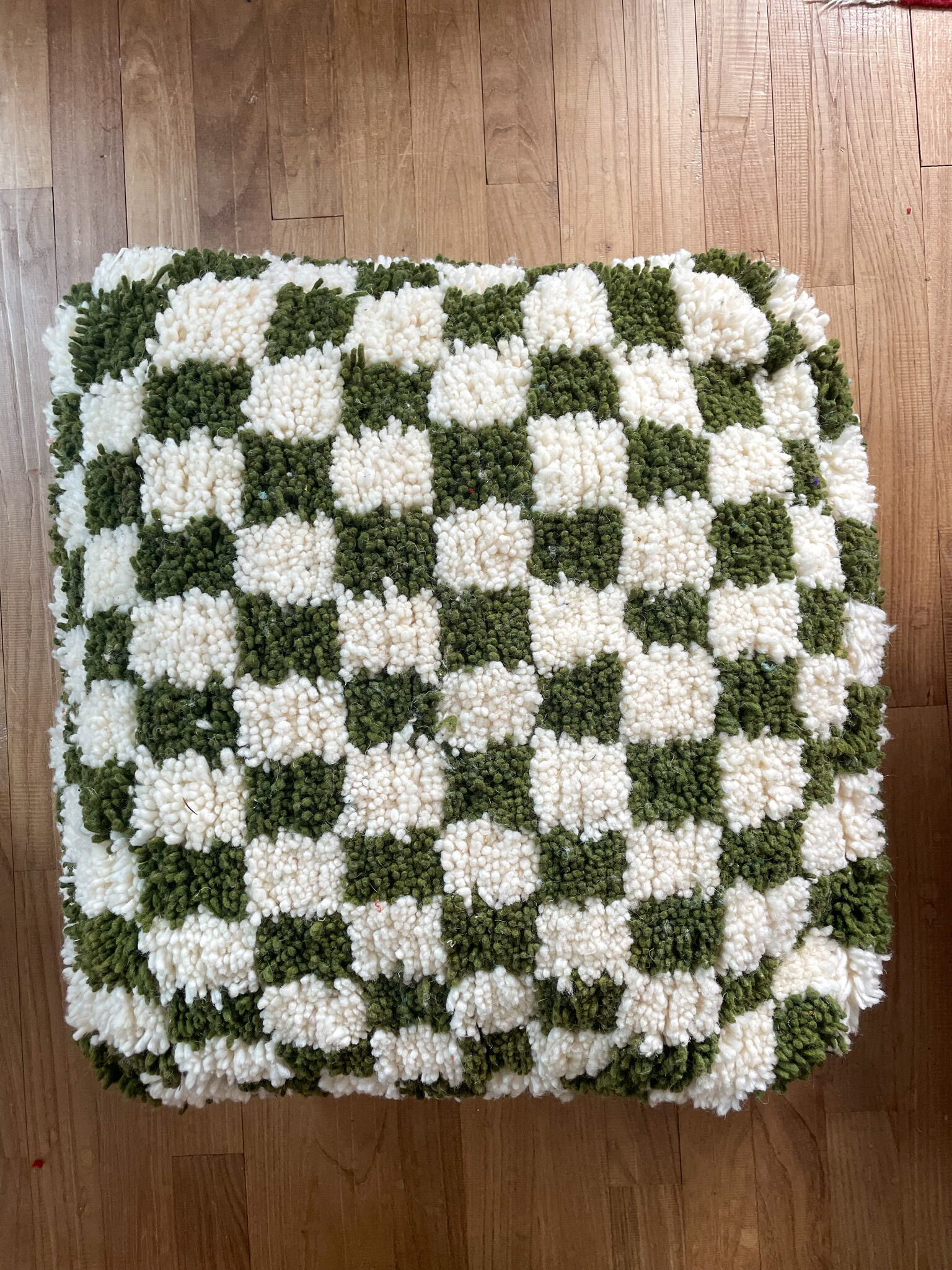 Pouf marocain berbère à damiers vert olive blanc